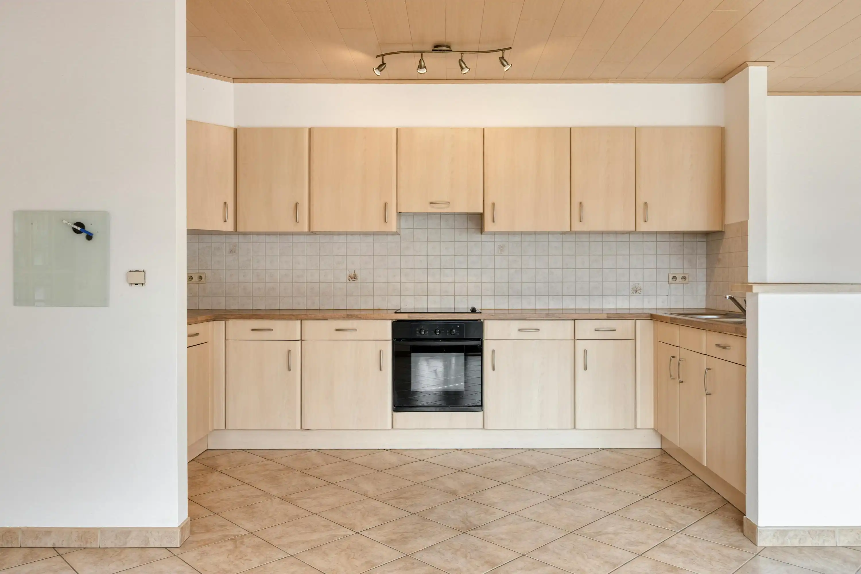 Ruim appartement op een rustige locatie nabij het centrum van Hasselt met garagebox foto 4