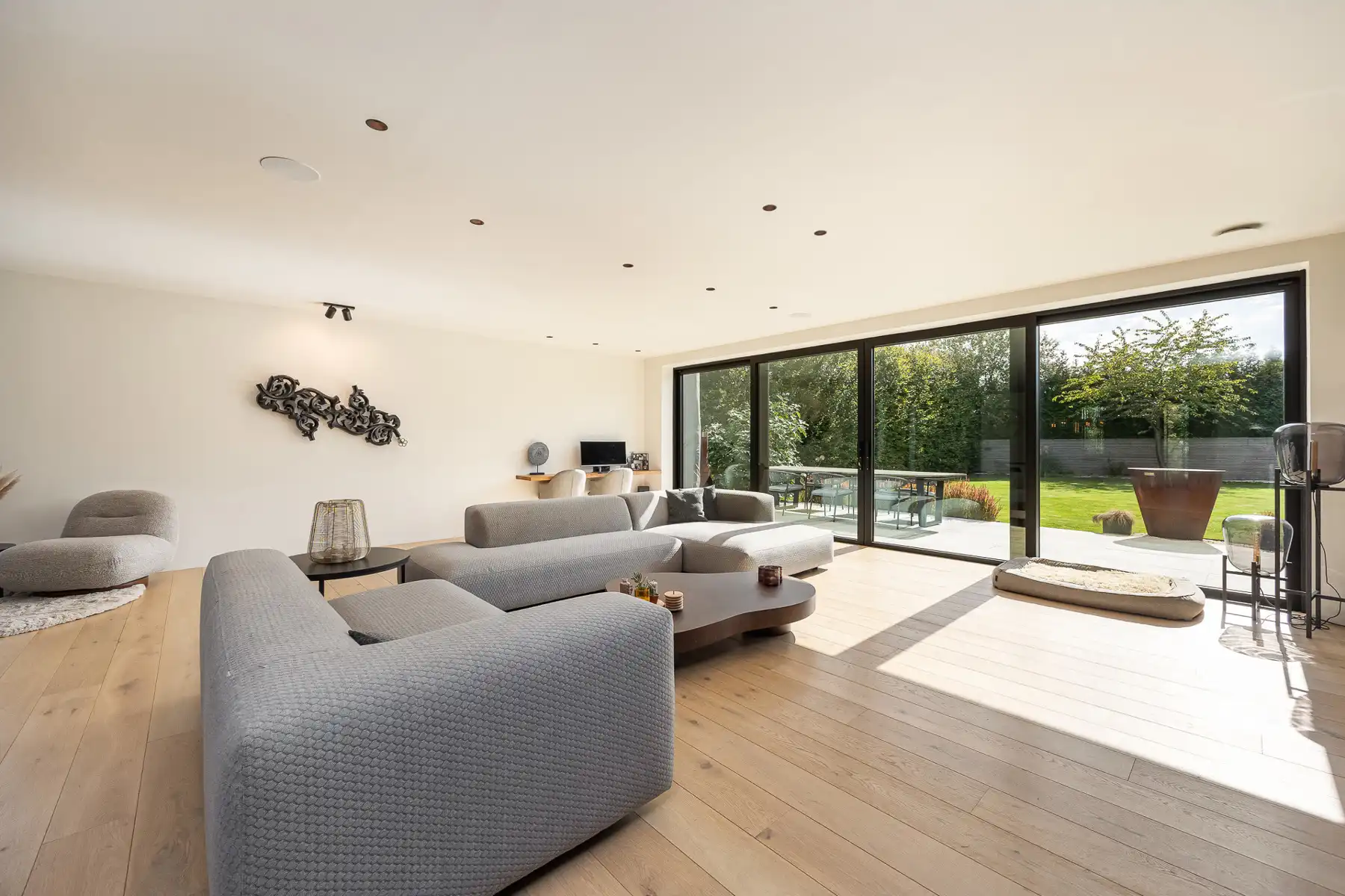 Villa met ruim magazijn in Aartselaar foto 3