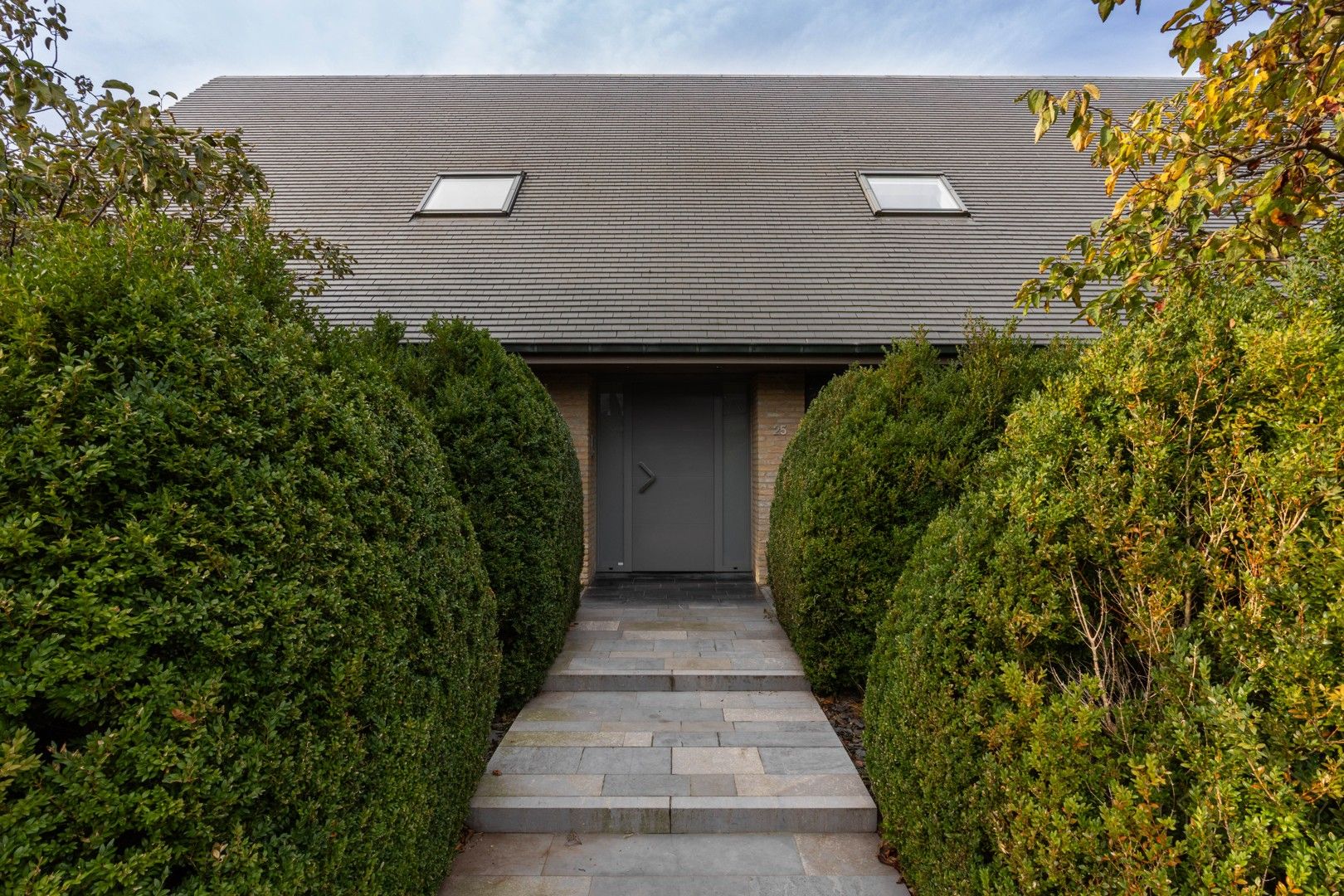 Ruime en energiezuinige villa met 5 slaapkamers in rustige buurt ‘De Posthoorn’ – Wevelgem foto {{pictureIndex}}