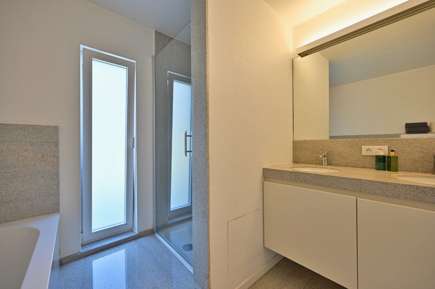 Moderne split-level bungalow met 4 slaapkamers en 2 badkamers, op prachtige bosrijke locatie te Lanaken-Neerharen foto 17