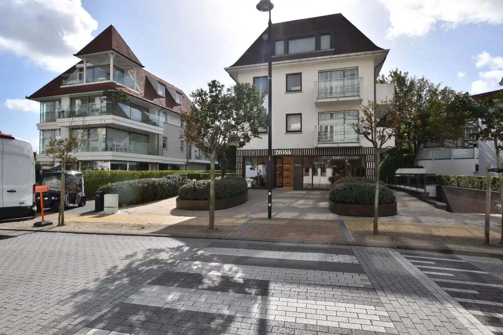 Autostaanplaats in een residentie op de Kustlaan nabij het Albertplein foto {{pictureIndex}}