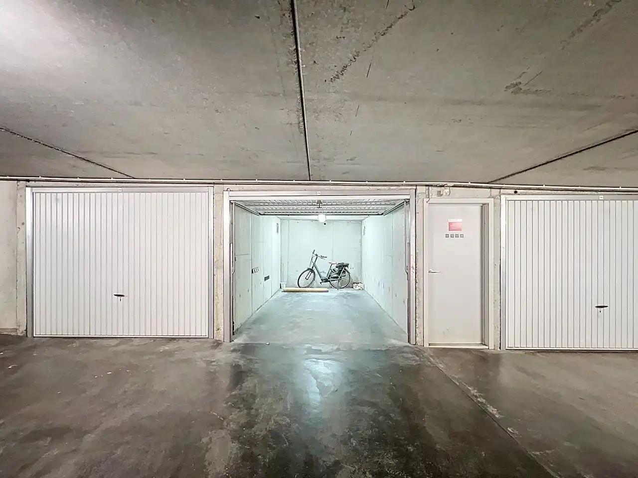 Makkelijk inrijdbare, afgesloten garagebox, gelegen op het gelijkvloers. foto 5