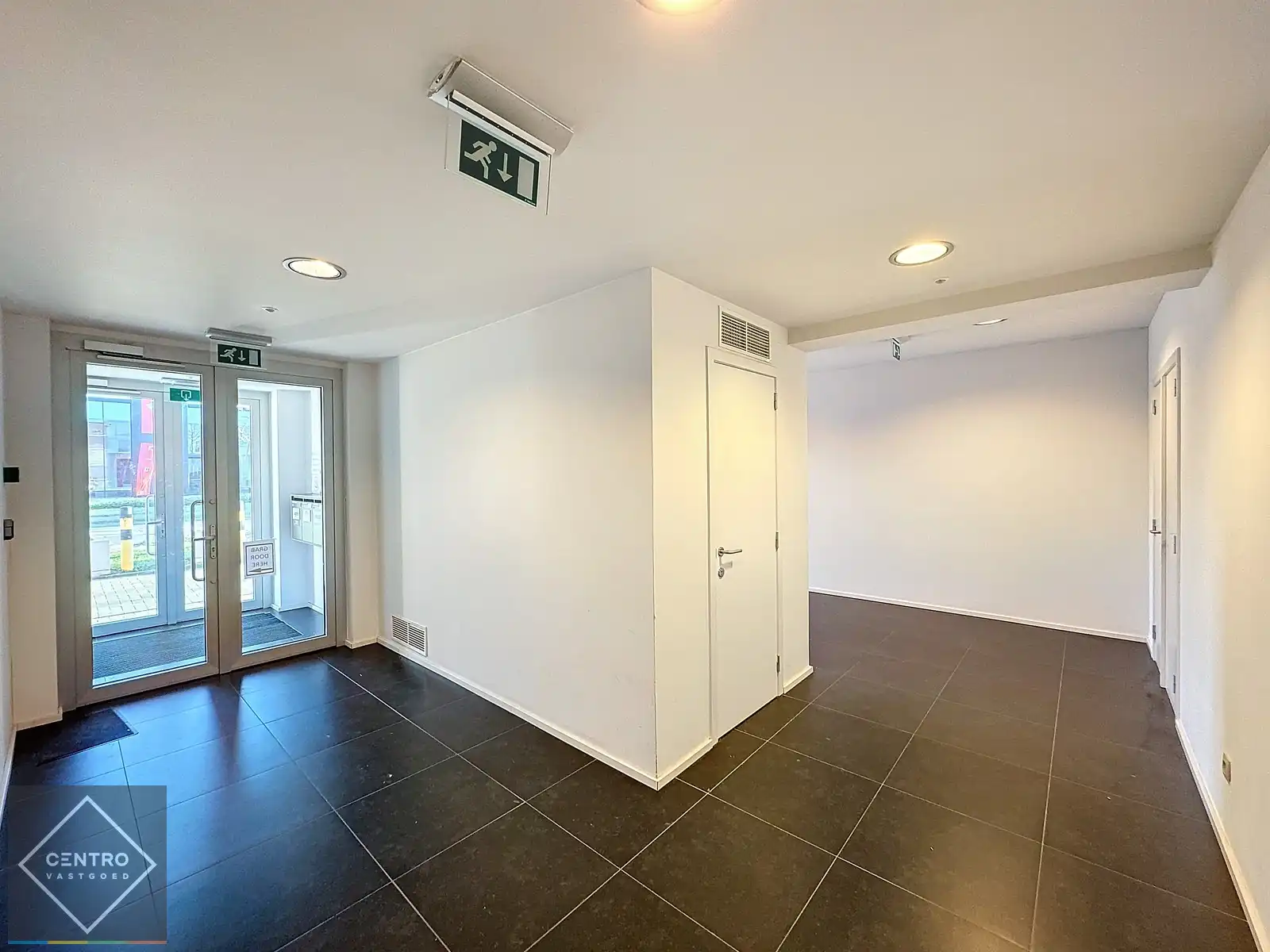 Instapklare KANTOORRUIMTE (230m²) voorzien van alle comfort (databekabeling, airco,...) met private parkeergelegenheid. Vlot bereikbaar via Expresweg van Brugge! foto 11