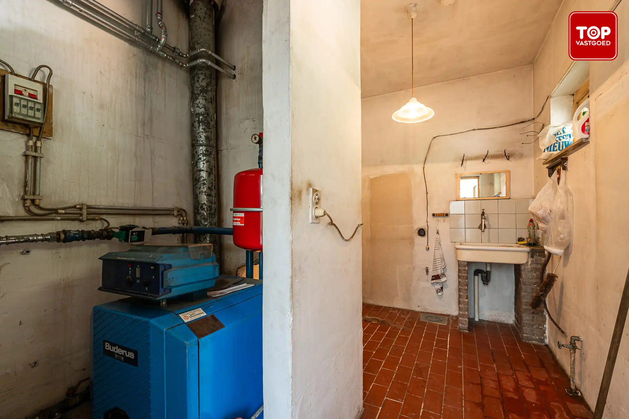 Charmante te renoveren woning met karakter en strooien dak foto 28