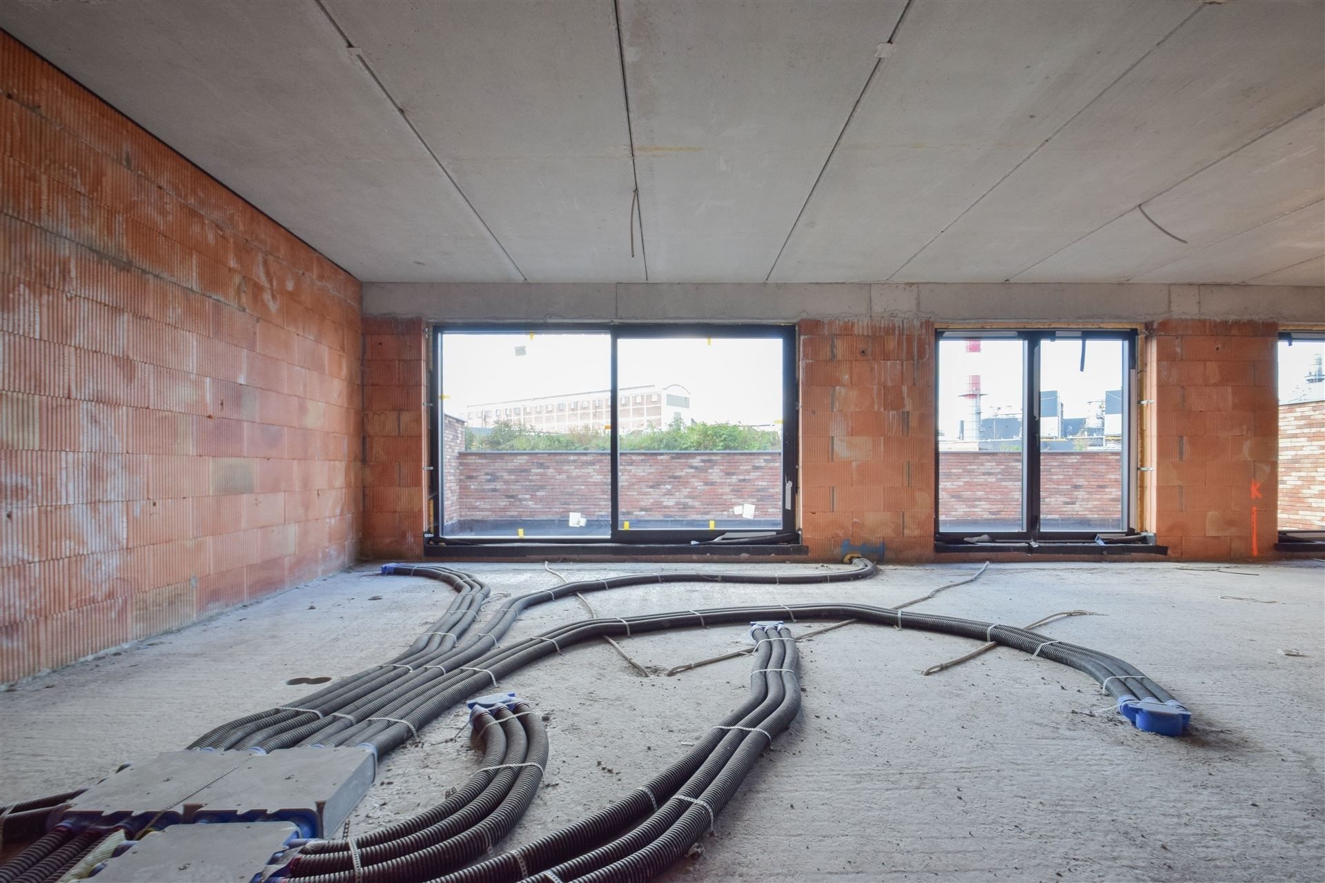 Ruim casco appartement met terras en autostaanplaats. foto 4