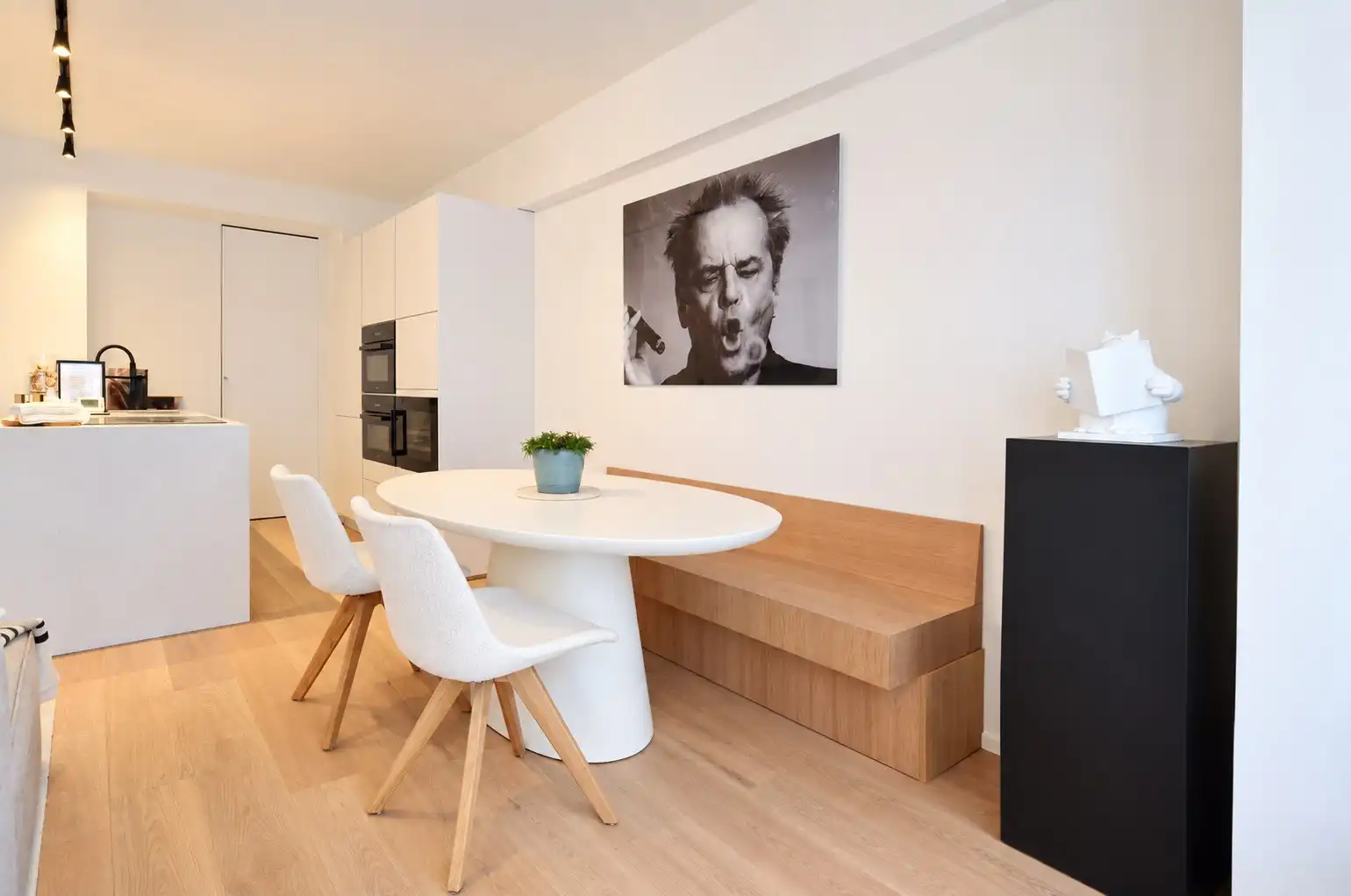 Volledig gerenoveerd appartement met een mooi zeezicht gelegen tussen het Driehoeksplein en Albertplein. foto 6