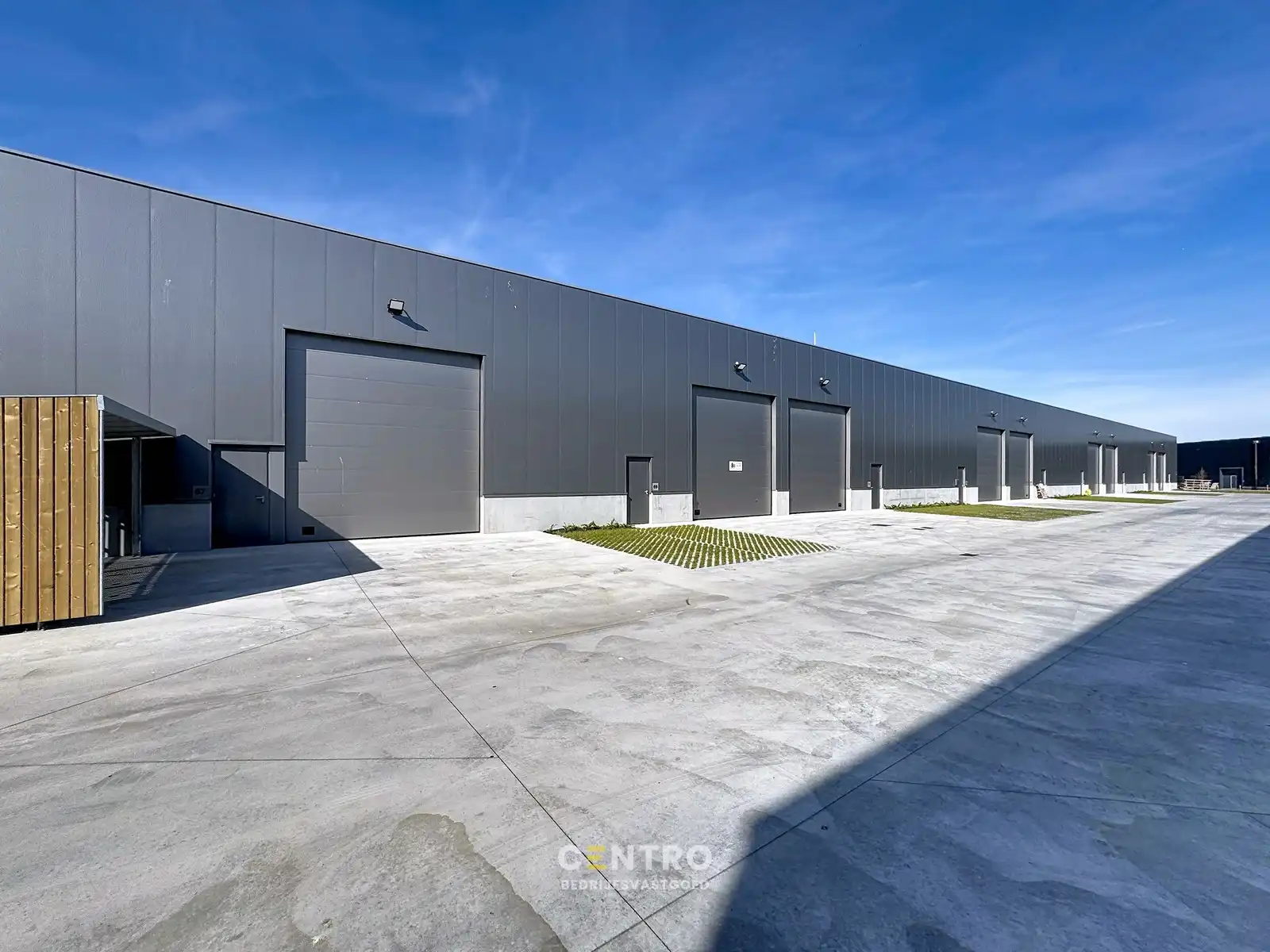 NB KMO-UNIT (238.65m²) met mezzanine (74.37m²) te koop met 2 private parkeerplaatsen voor de deur, elektrische sectionaalpoort en sanitair blok op industriezone "Herdersbrug" te 8000 Brugge foto 2