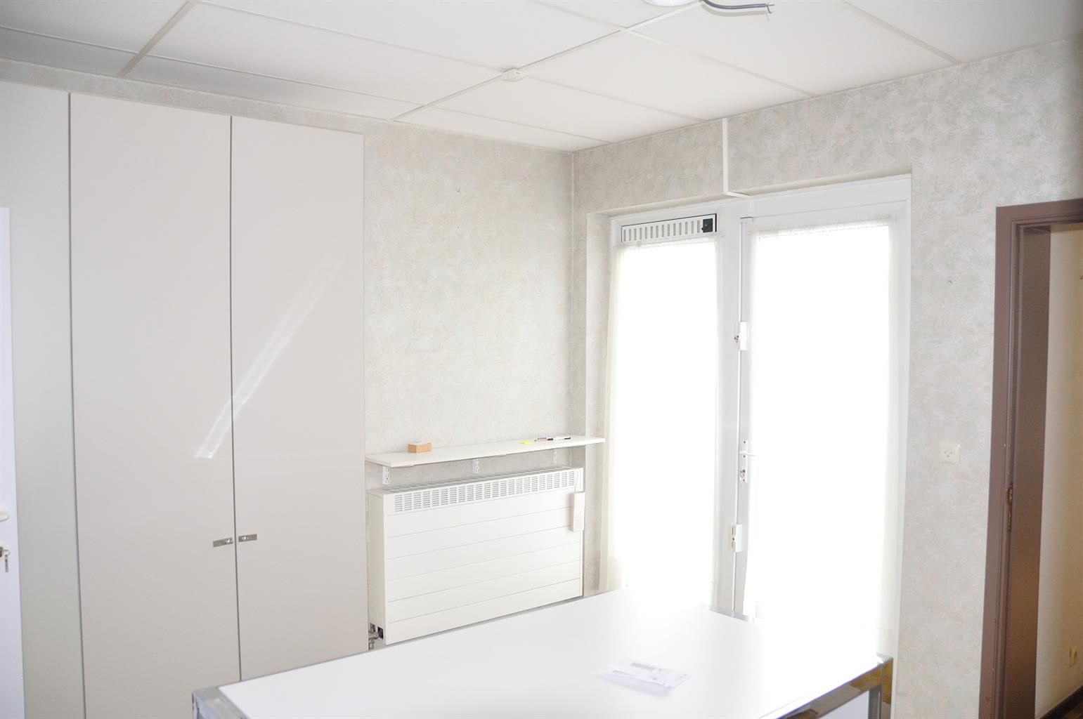 Een commercieel gelegen kantoor- of praktijkruimte + garage foto 6