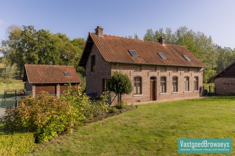 Uniek gelegen landhuis te koop omringd door een oase van groen foto 4