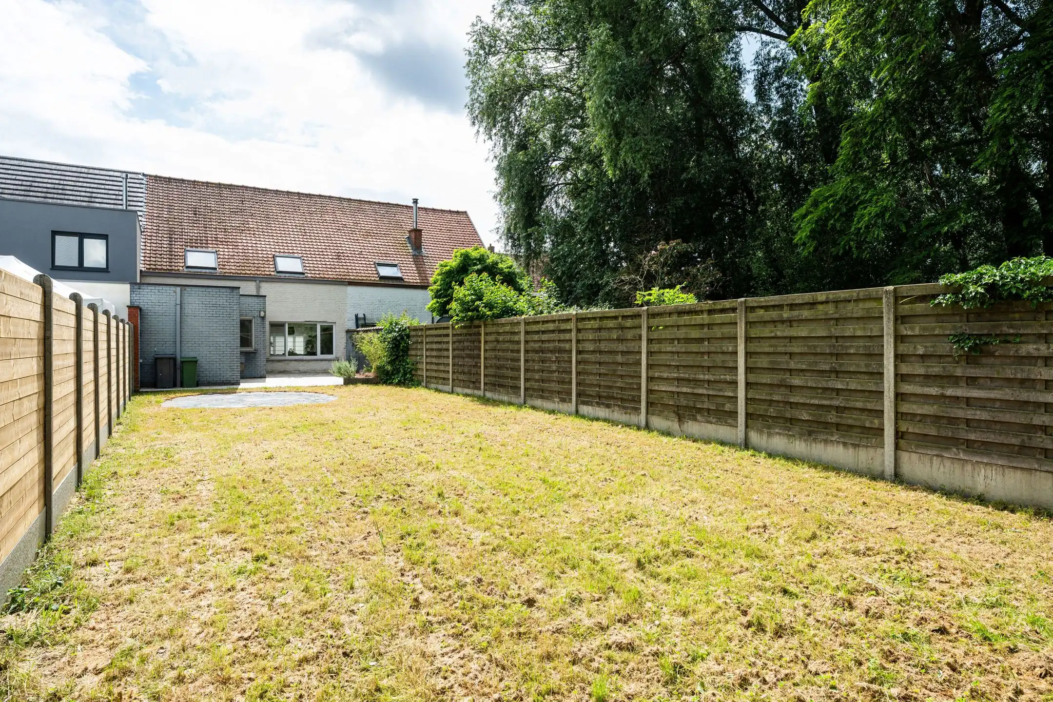 Instapklare woning met 3 slaapkamers, ruime garage en tuin foto {{pictureIndex}}