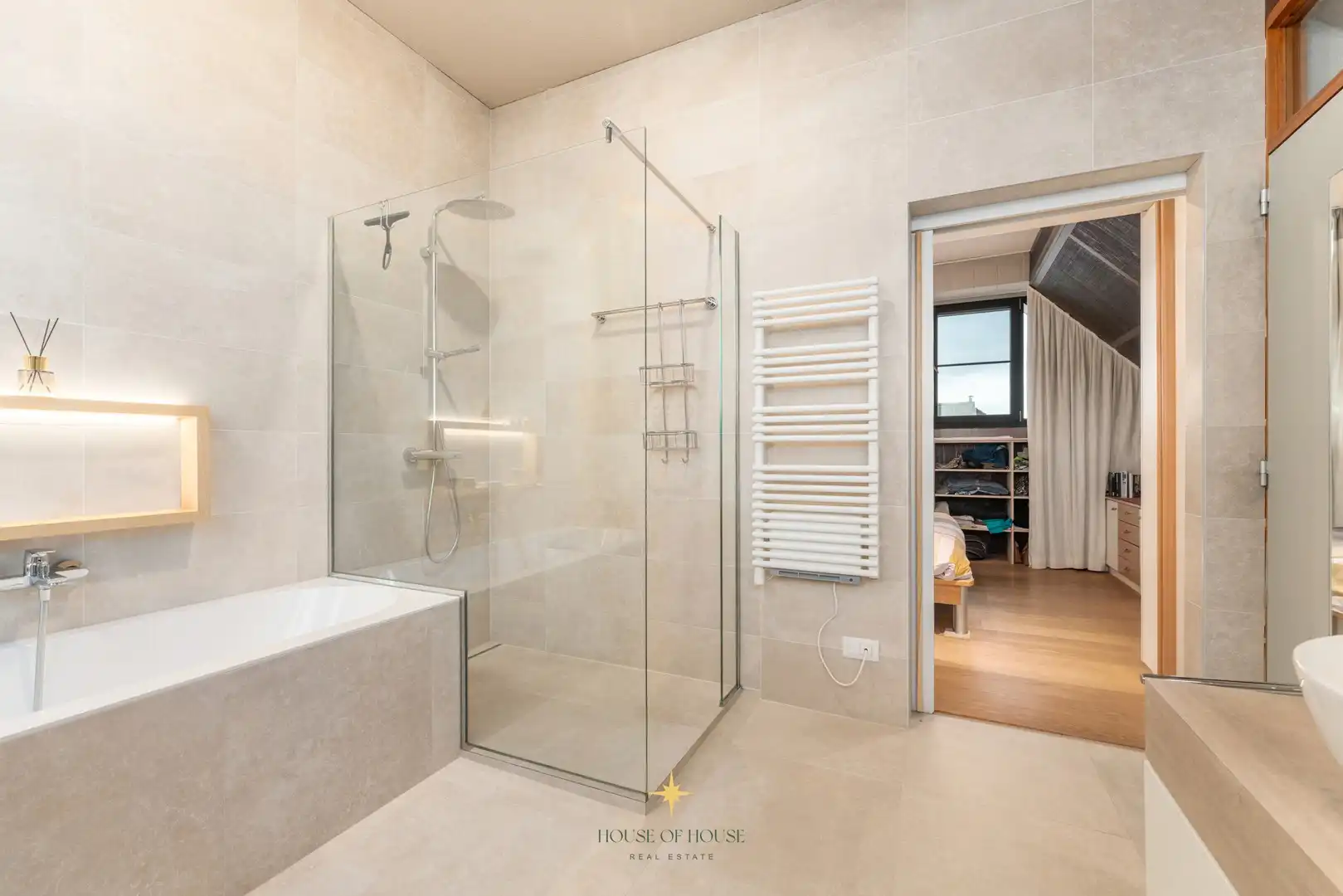 Uniek gerenoveerde architectenwoning te Sint-Kruis met ruime praktijkruimte foto 12