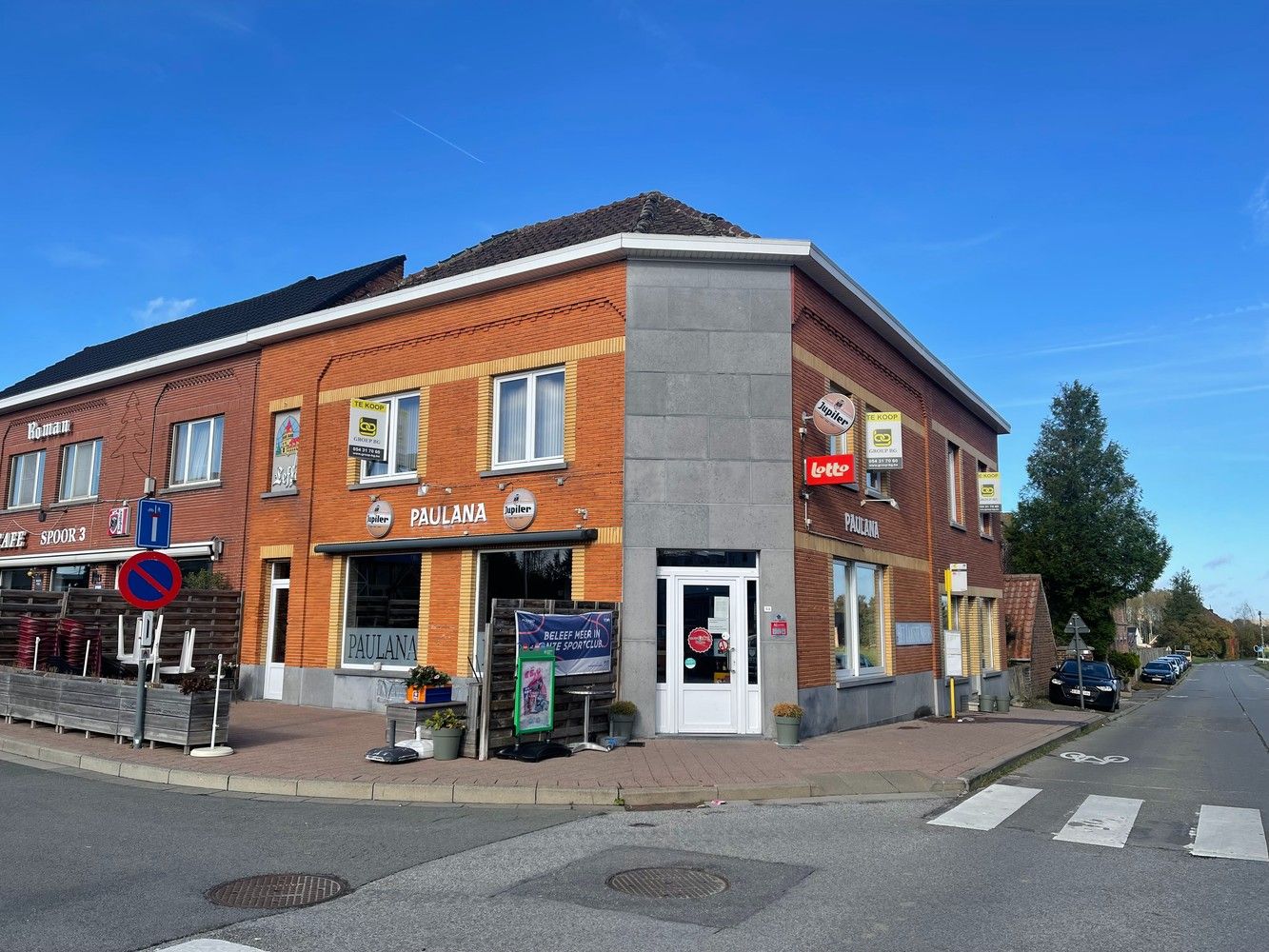 Ruim handelspand met woongelegenheid foto {{pictureIndex}}