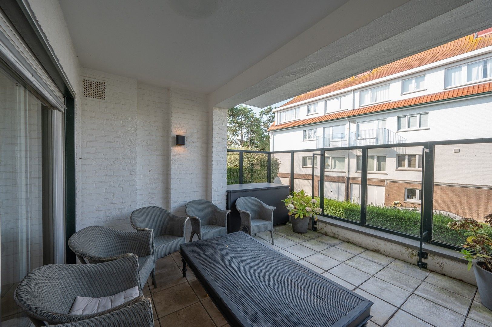 Prachtig tuinappartement met zonnige tuin in een villa residentie in het Zoute op enkele stappen van de zee en de winkels. foto 11