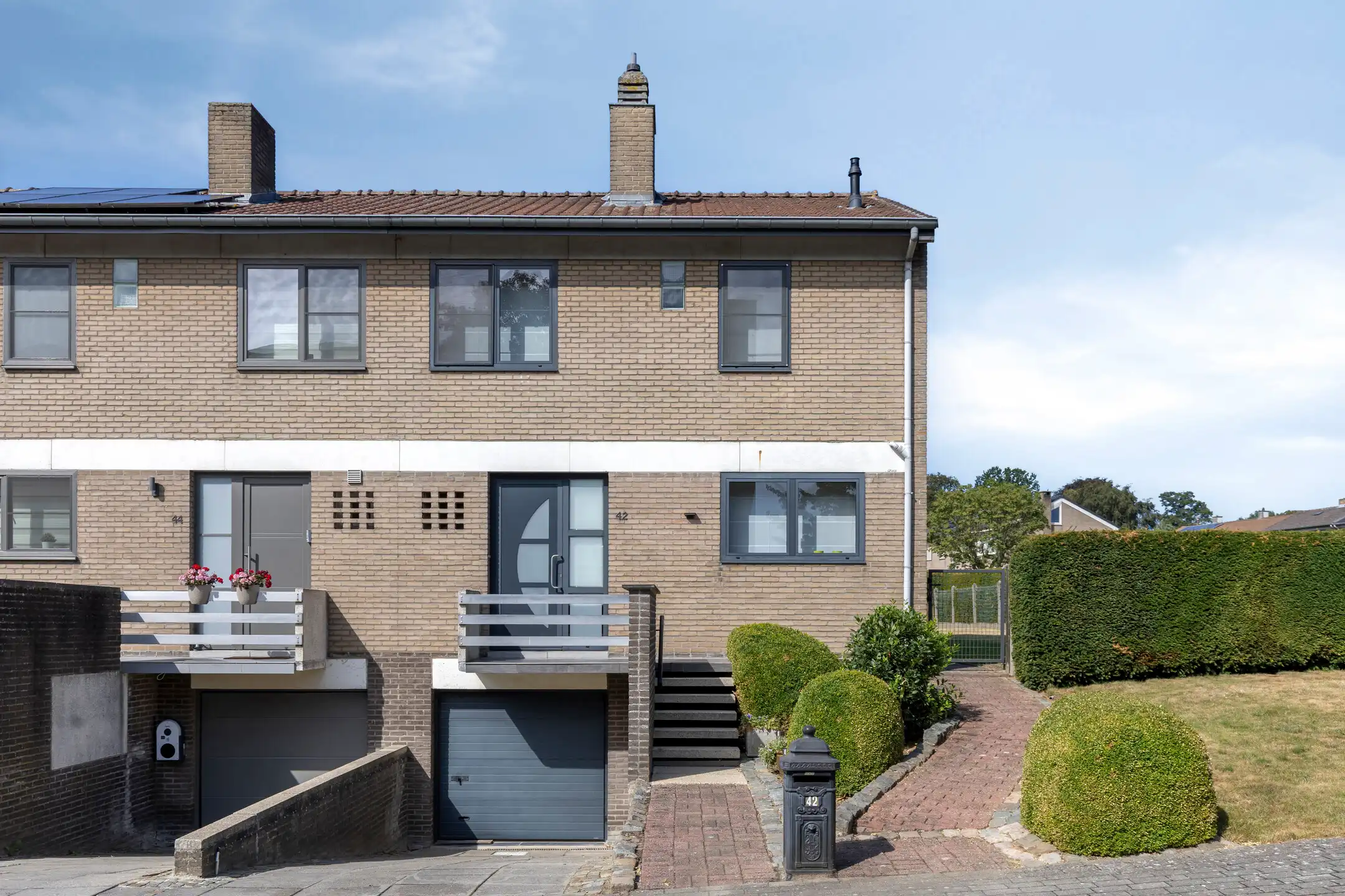 Lichtrijke 3-gevelwoning met garage op uitstekende locatie! foto {{pictureIndex}}