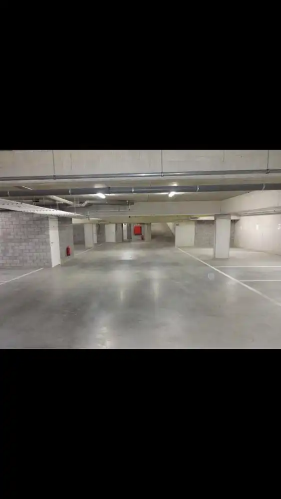 APPARTEMENT MET TWEE SLAAPKAMERS, TERRAS EN PARKEERPLAATS. foto 16