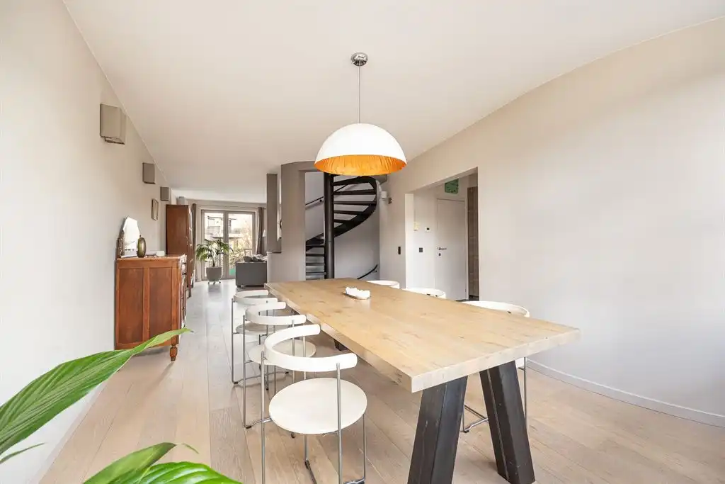 Ruime woning met inpandige garage en tuin foto 9