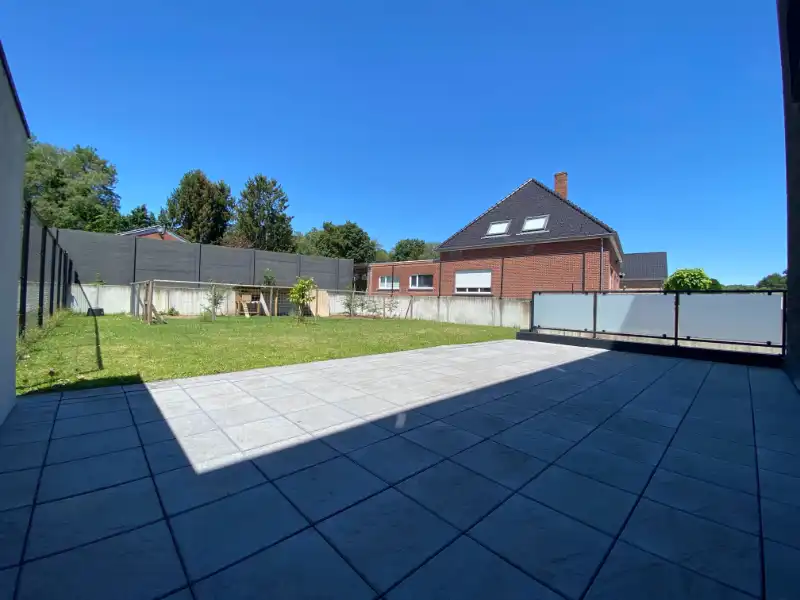 Gelijkvloers app. met 2 slpks, terras, tuin en parking foto 10