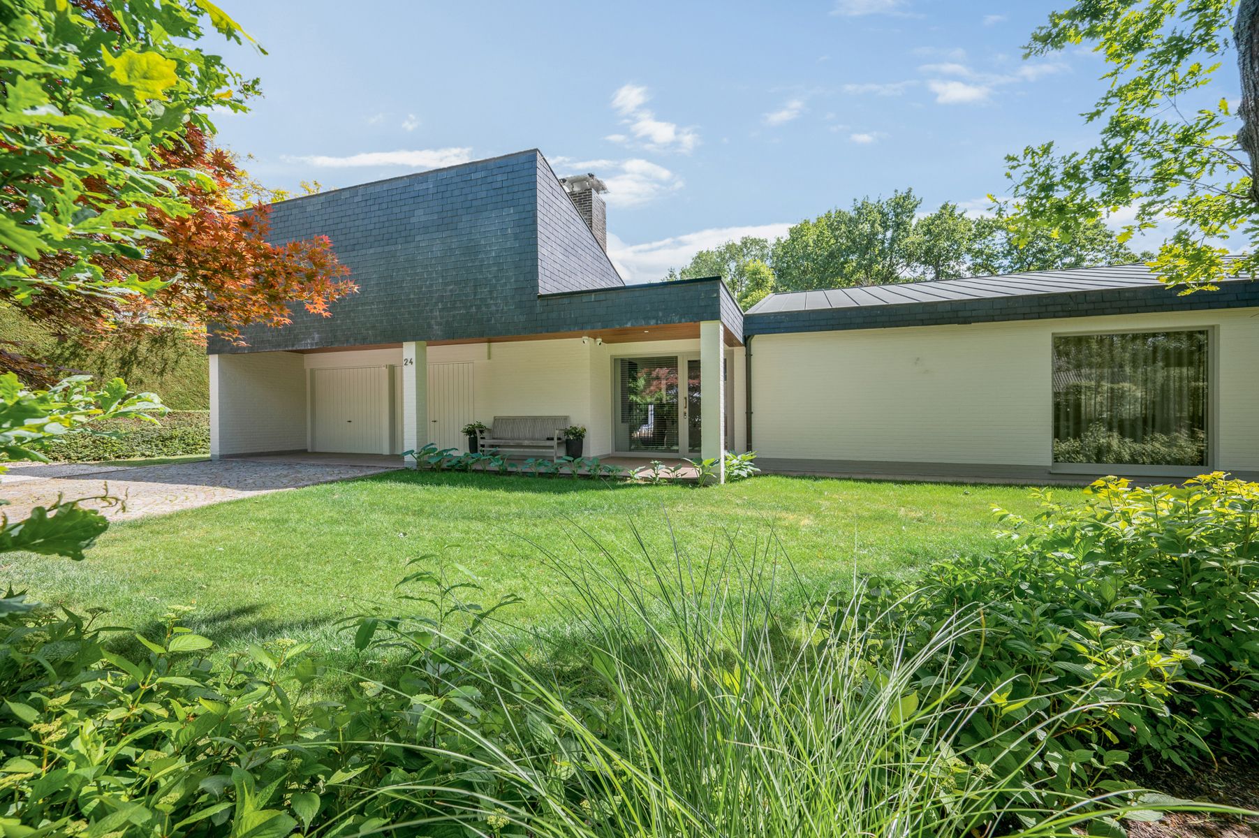 Residentiëel gelegen gelijkvloerse villa op ca. 3.008 m². foto 3