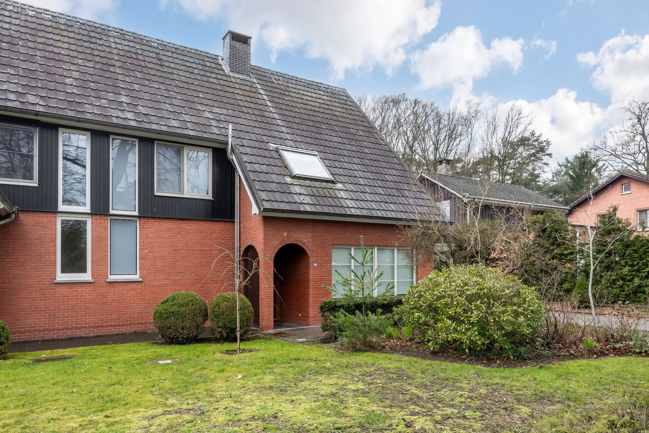 Ruime halfopen woning op zuidgericht perceel van 752 m² foto {{pictureIndex}}