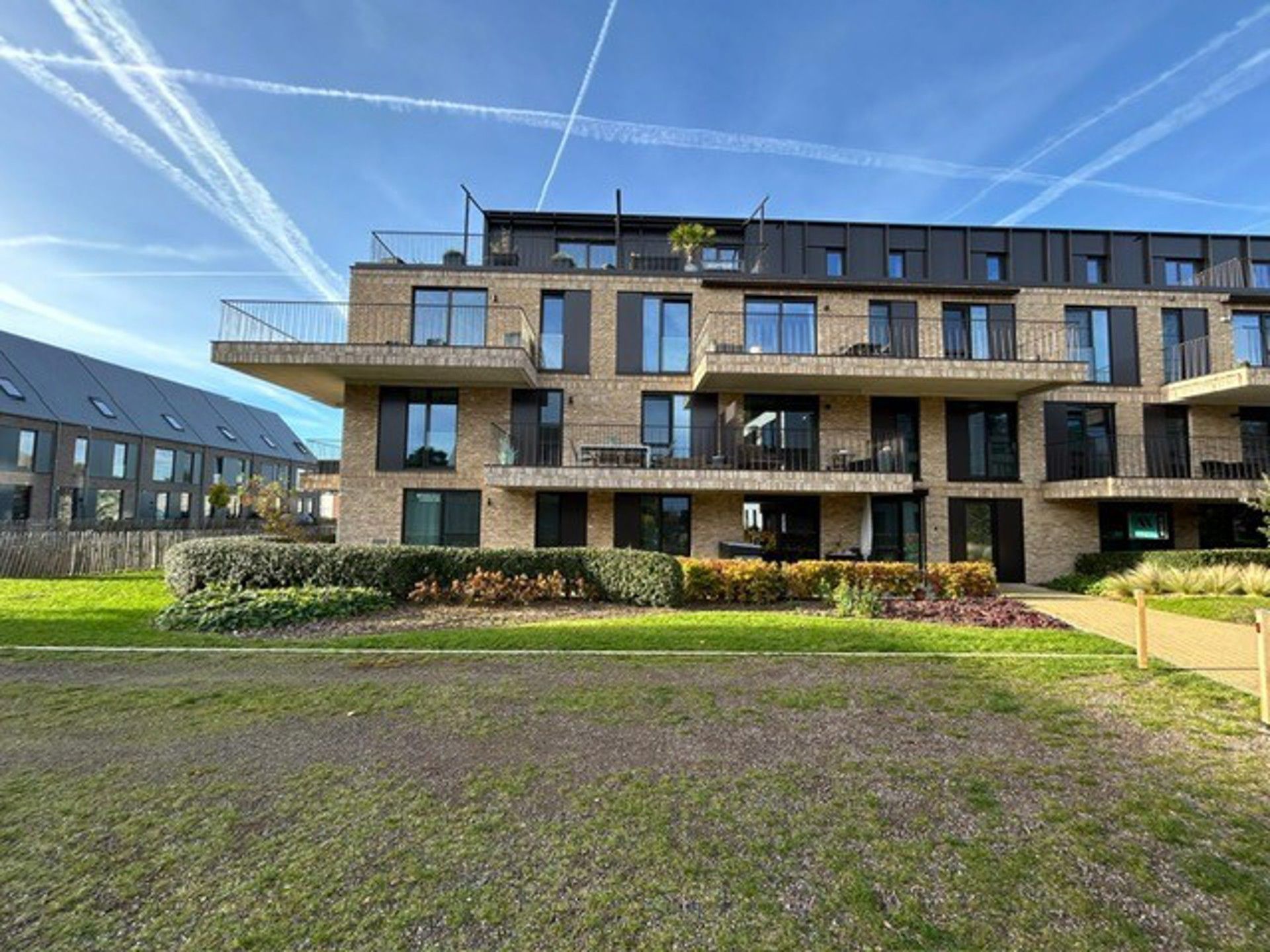 Recent appartement op de eerste verdieping foto {{pictureIndex}}