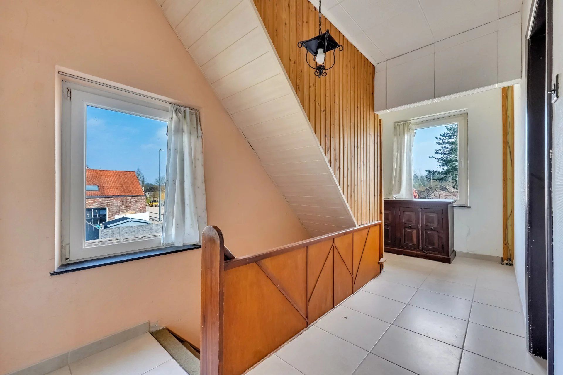 Ruime, op te knappen woning aan de stadsrand foto 12