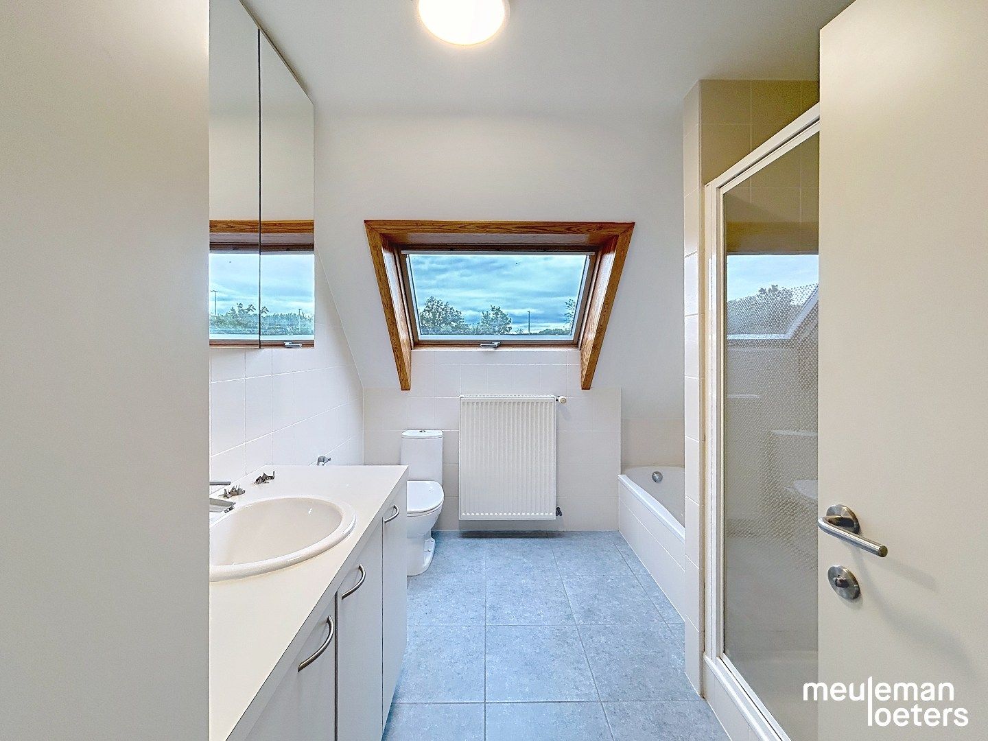 Zeer ruim appartement met terras foto 10