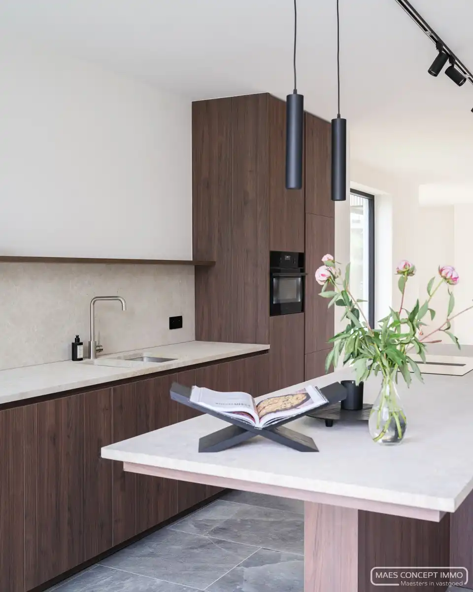 Gerenoveerde woning met 3 slaapkamers te koop in Waregem centrum foto {{pictureIndex}}