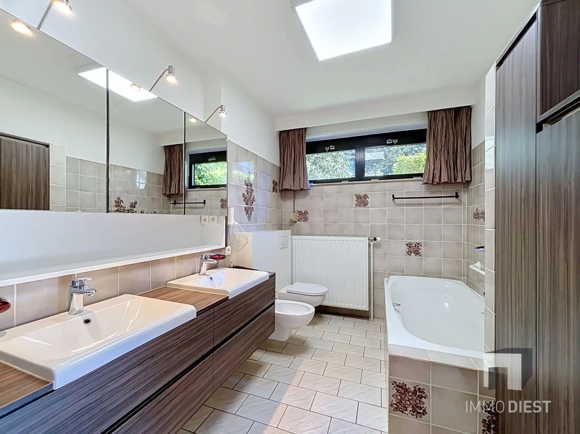 Prachtig gelegen villa met uniek ontwerp op 57a 74ca én achterliggende vijvers op 75a 54ca. foto 26