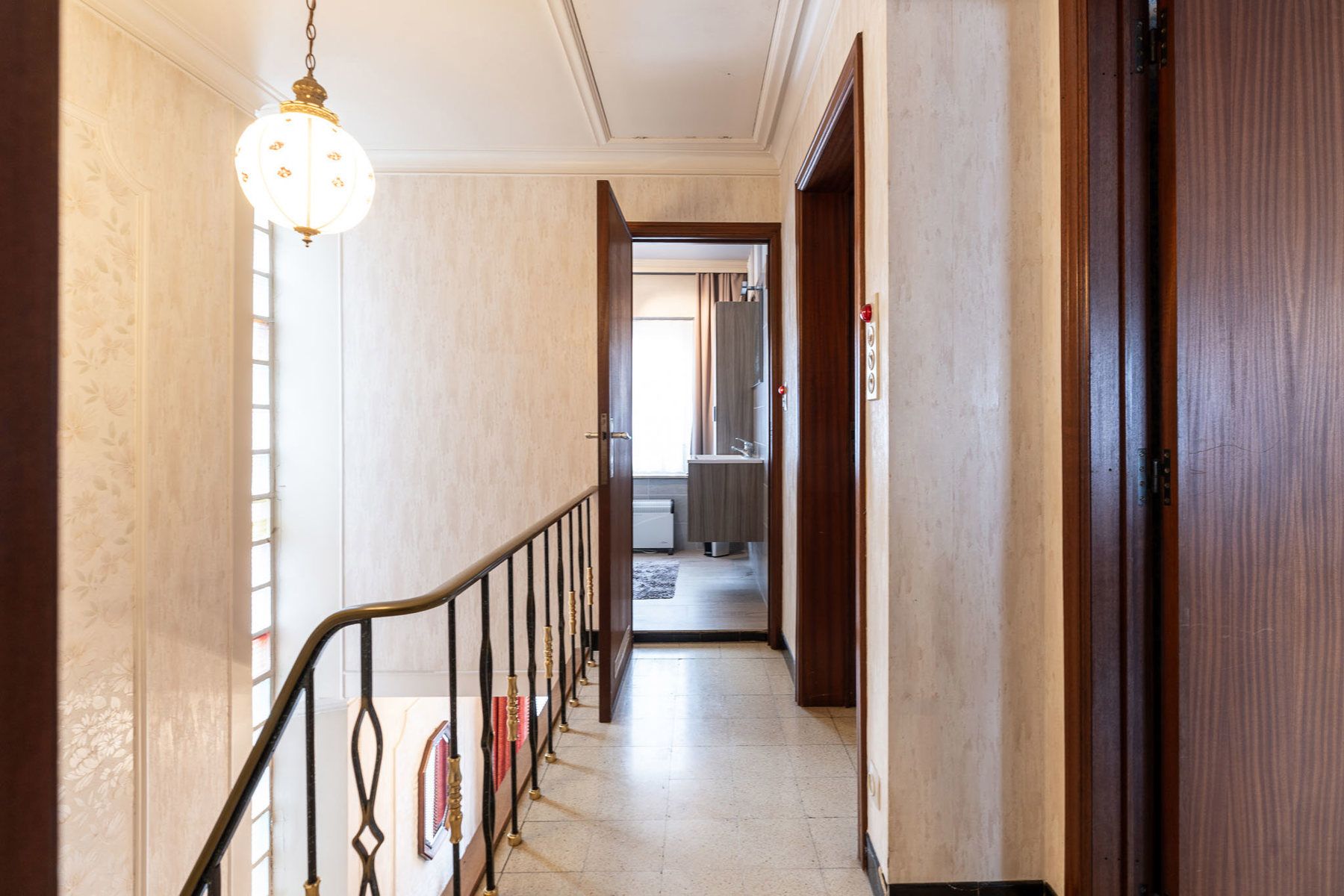 Halfopen gezinswoning met licht, structuur en potentieel foto 19