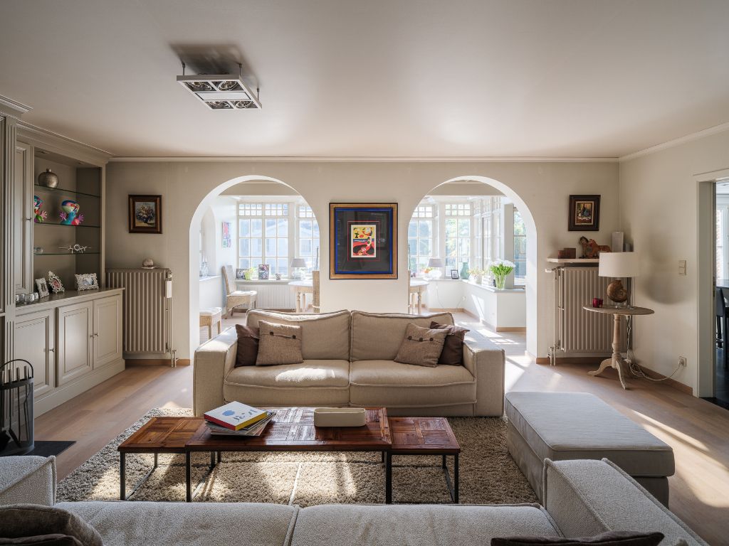 Instapklare, vrijstaande woning met zwembad op een zonnig perceel, drie slaapkamers en de mogelijkheid voor een praktijkruimte in een rustige omgeving. foto {{pictureIndex}}