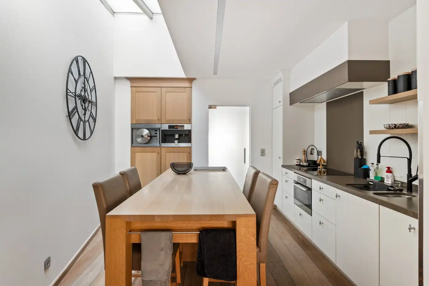 Ruime woning met commerciële ruimte, 2 slpk. en tuin foto 9