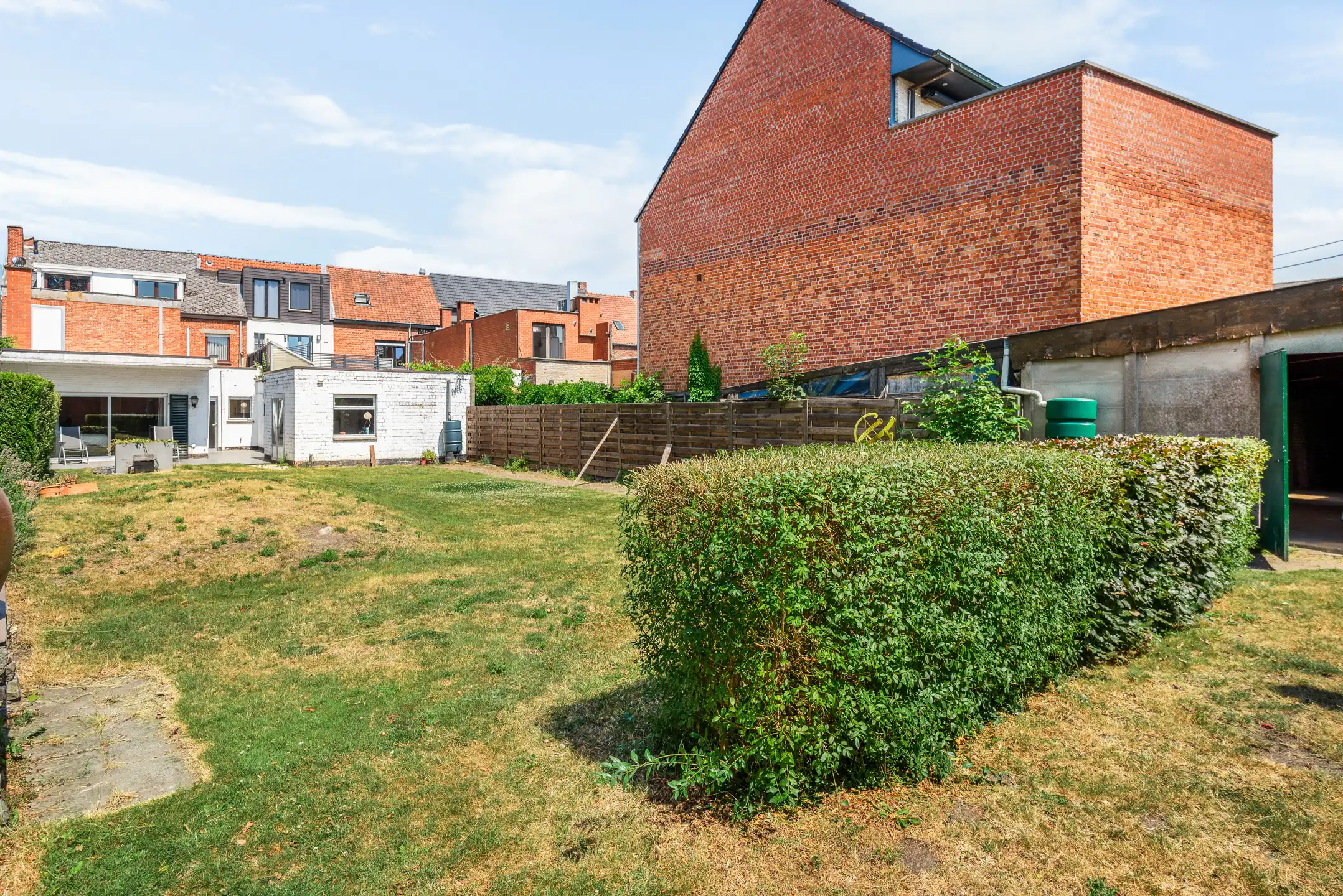 Op een topligging gelegen ruime gezinswoning met zonnige tuin en dubbele garage.  foto 16