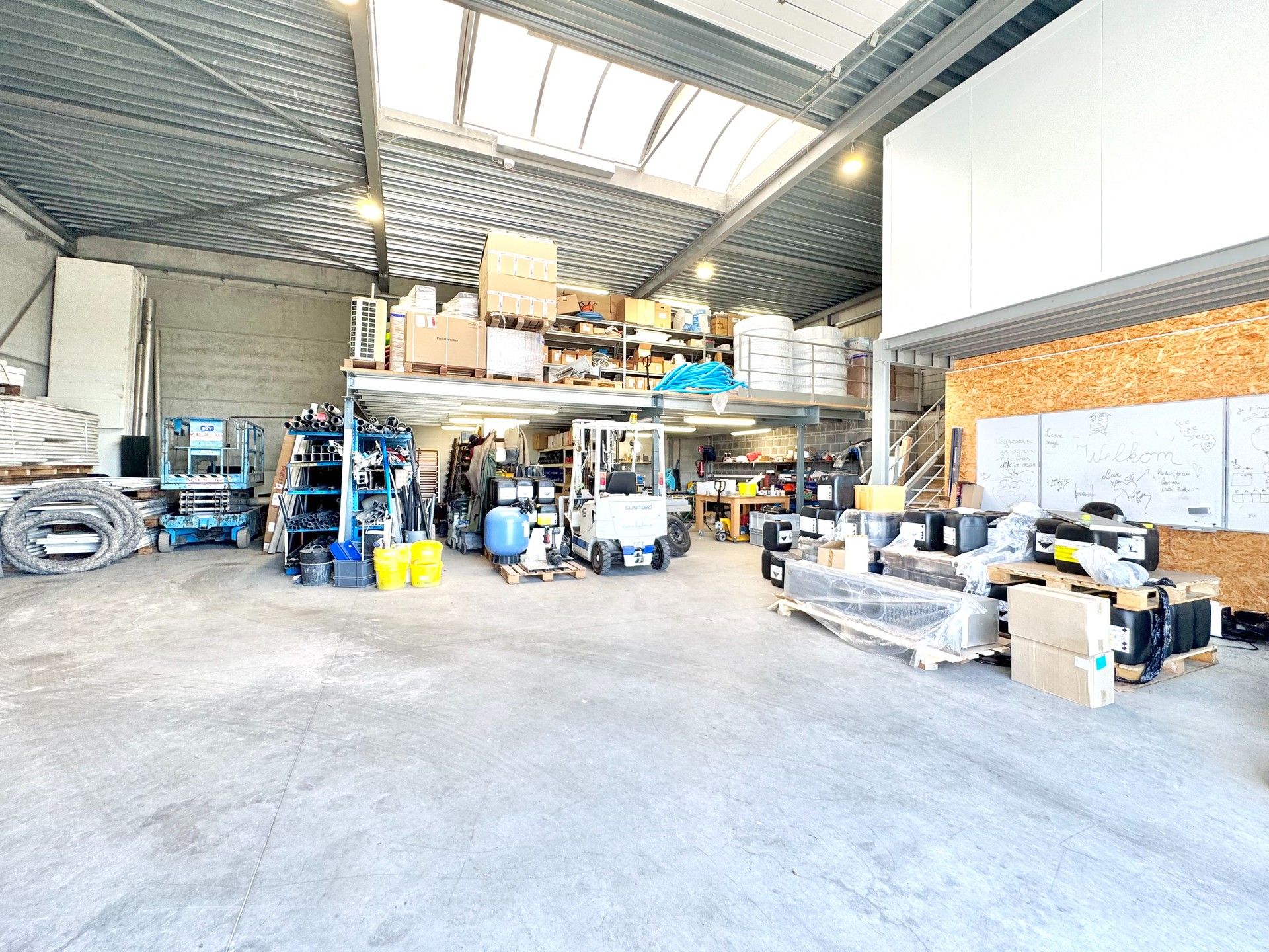 MAGAZIJN MET BURELEN/ SHOWROOM foto 6