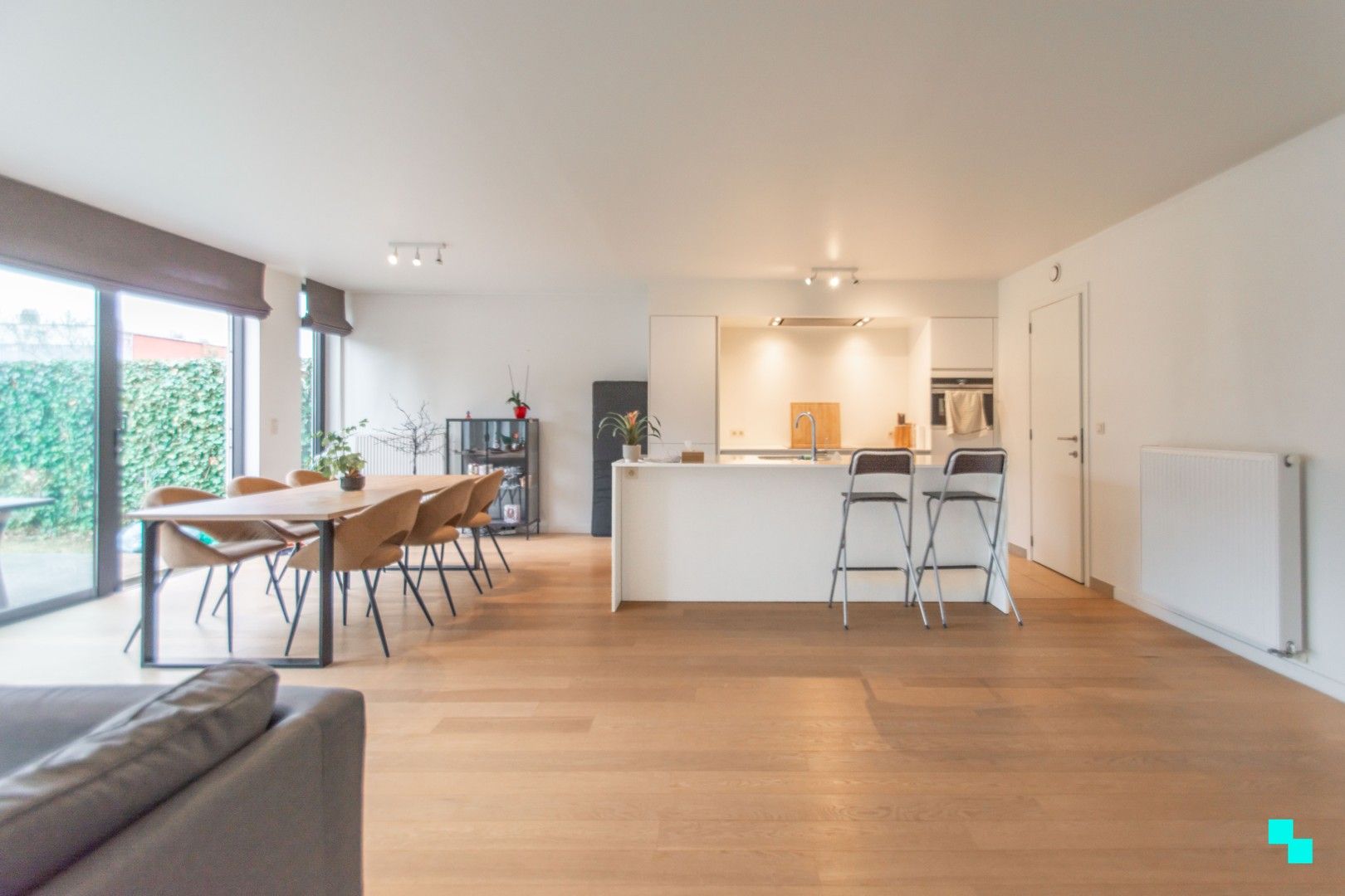 Ruim gelijkvloers appartement met tuin foto {{pictureIndex}}