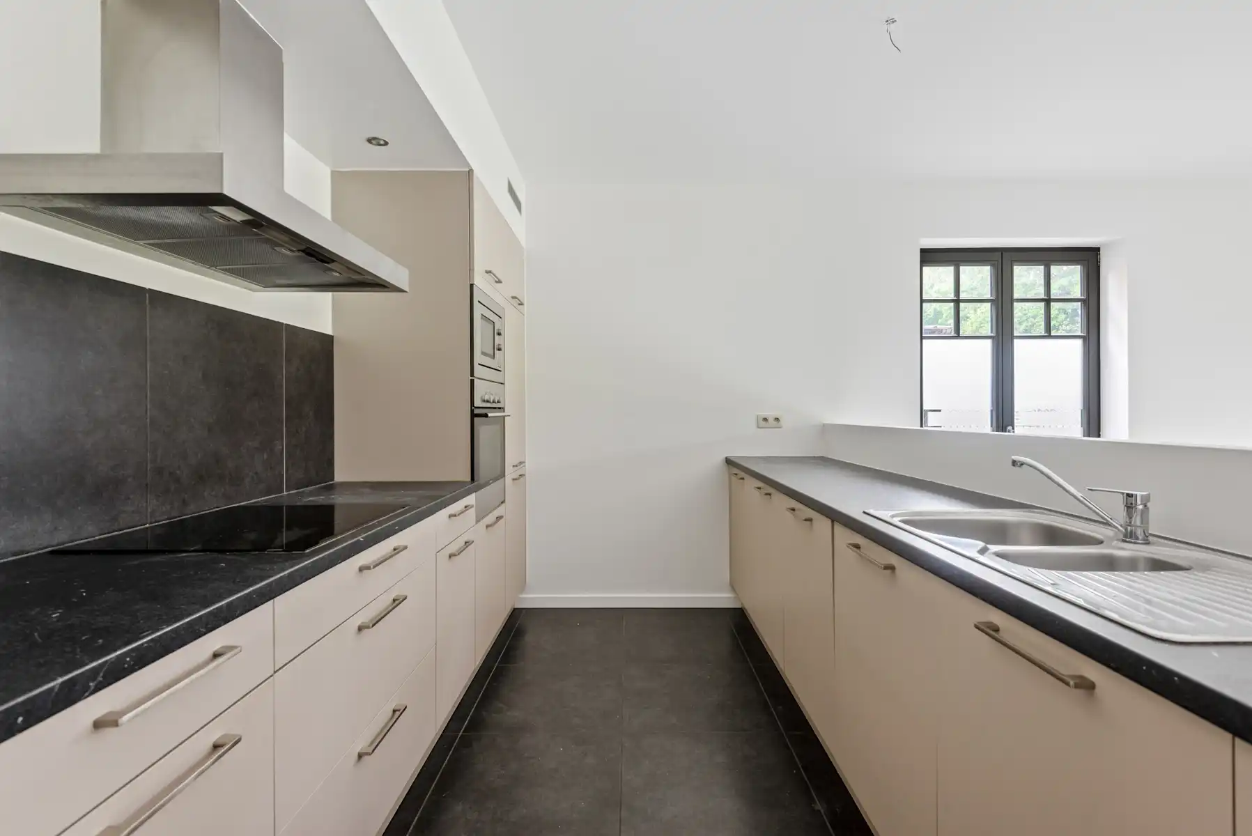 Gelijkvloers app. met tuin in het centrum van 's Gravenwezel. foto 6