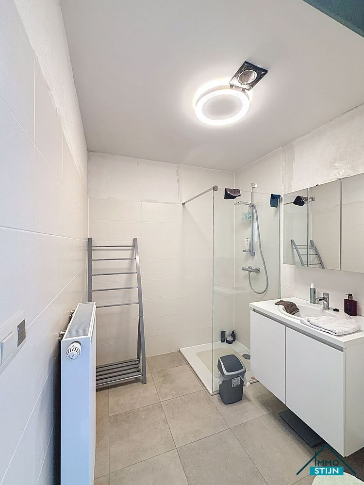 Gelijkvloers appartement met terras, tuin en 4 staanplaatsen in centrum Zedelgem foto 9