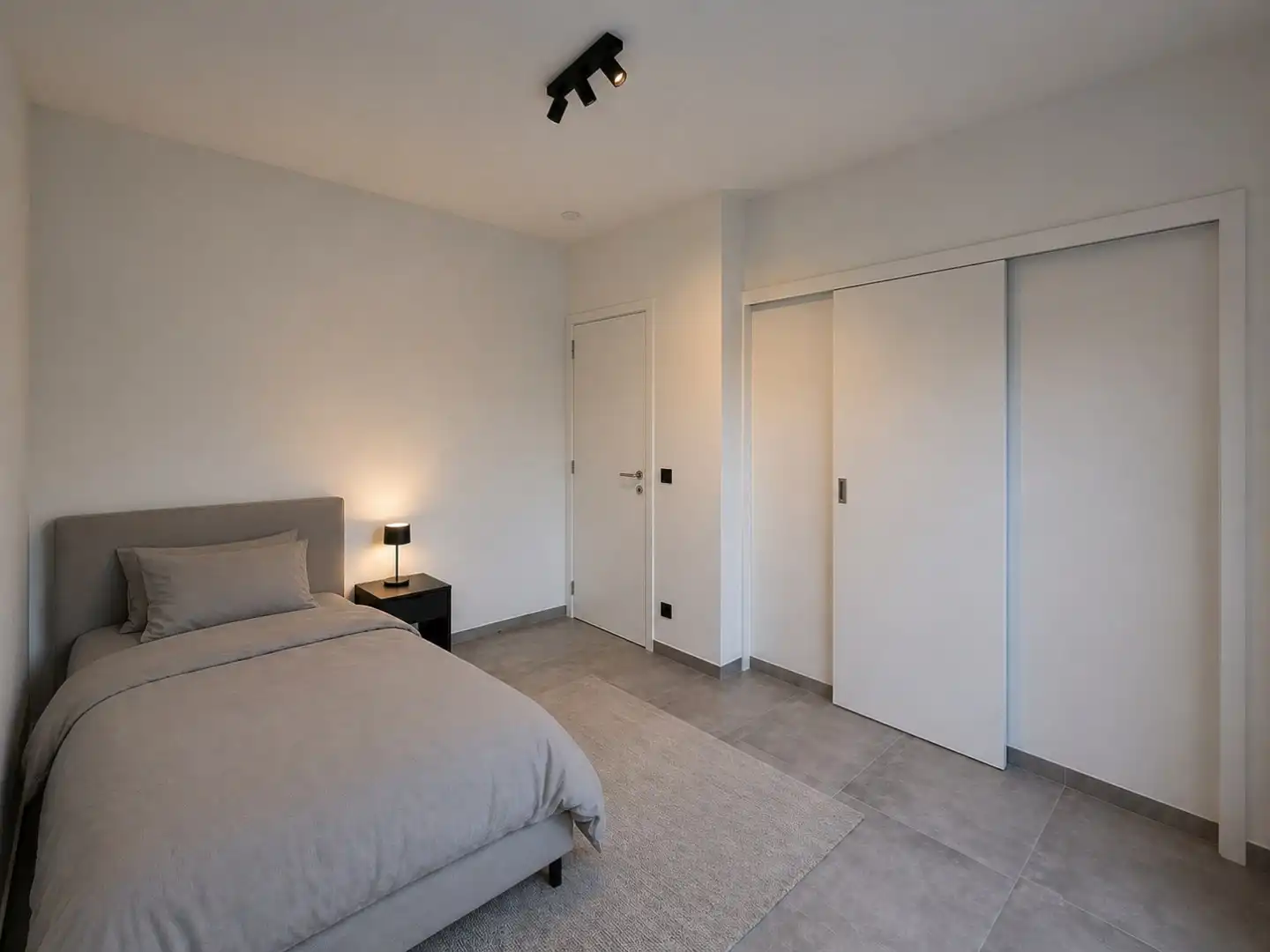 INSTAPKLAAR NIEUWBOUW GELIJKVLOERSAPPARTEMENT IN HARTJE RUISELEDE foto 5