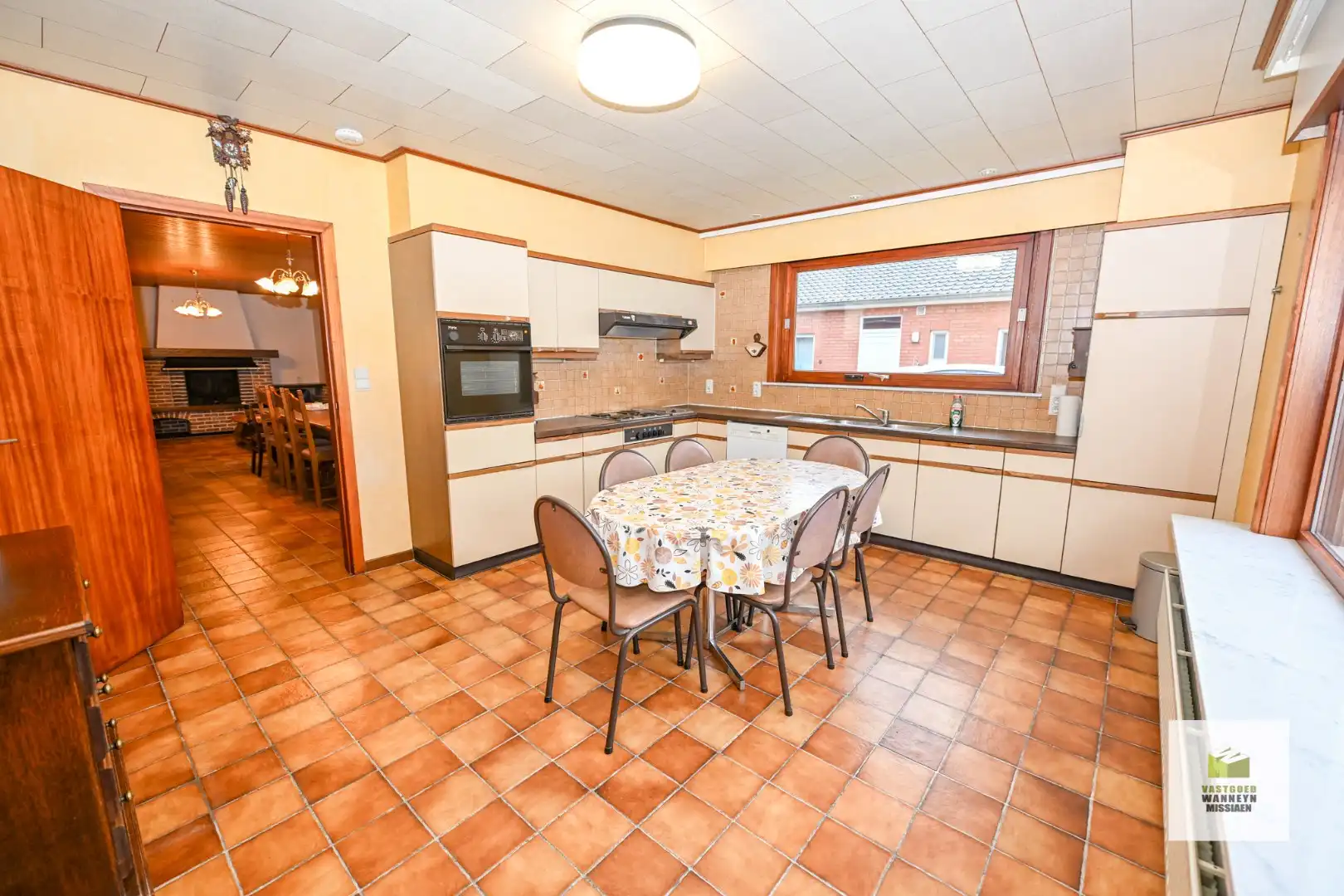 Ruime onderkelderde woning met 4 slpk en garage op rustige ligging in het centrum  foto 6