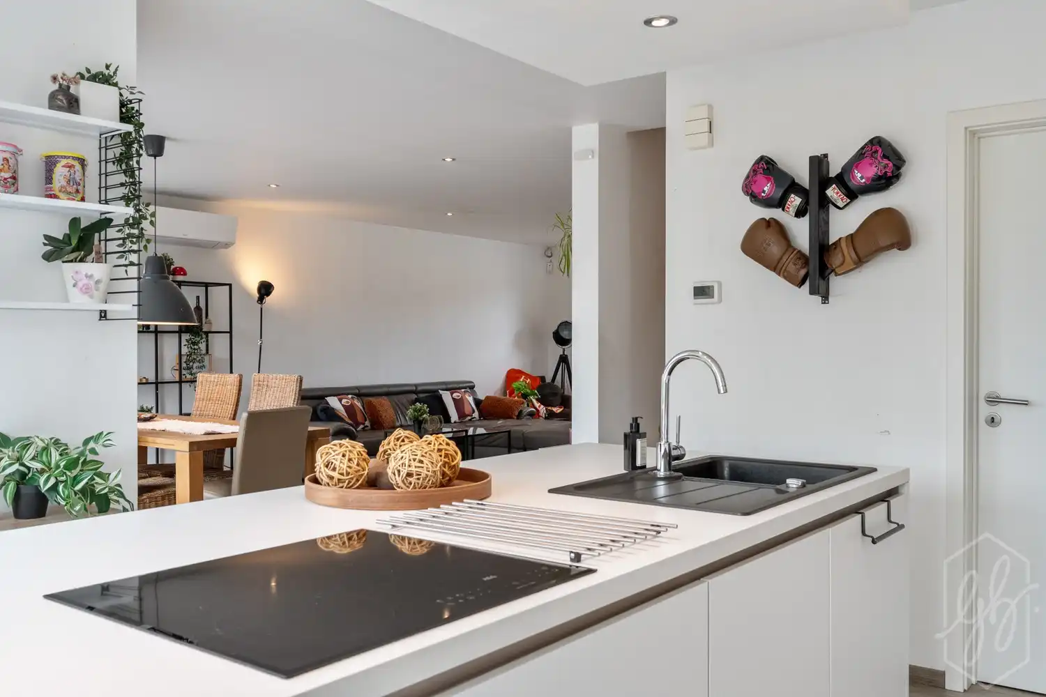 Instapklare BEN woning uit 2019 met zuidgerichte tuin en poolhouse foto 9