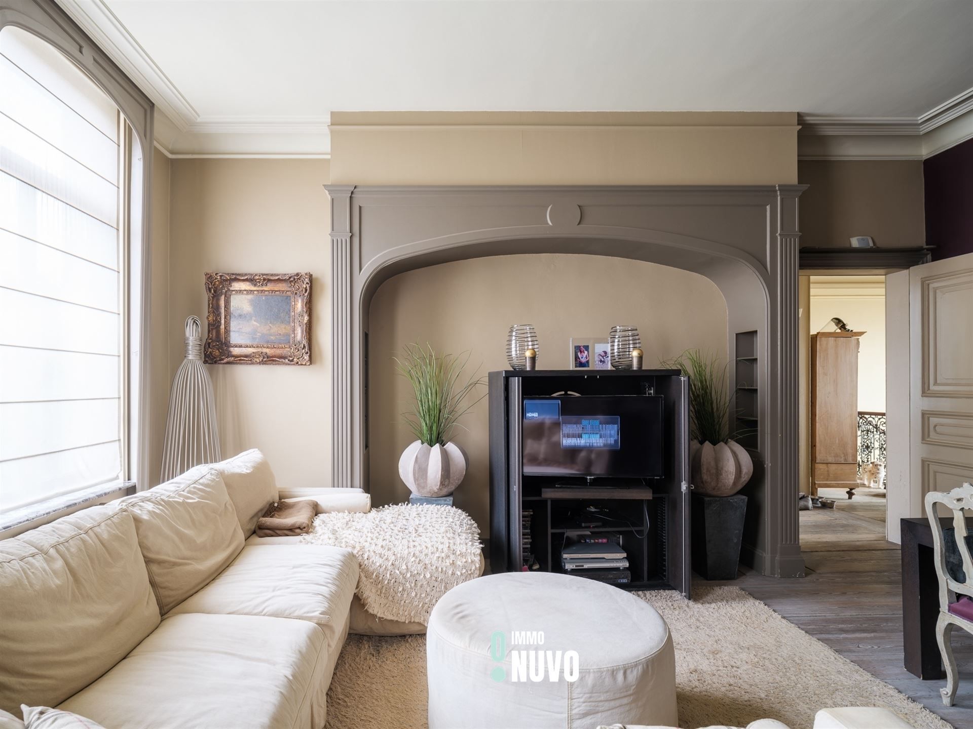 Exclusief herenhuis met handelspand op toplocatie te Aalst. foto {{pictureIndex}}