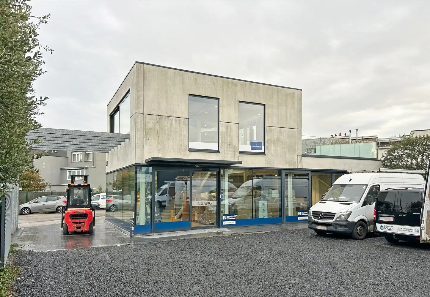 Modern en lichtrijk handelspand/kantoor met magazijn (300m²) te huur in Wijnegem! foto 2