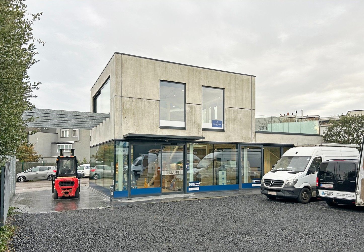 Modern en lichtrijk handelspand/kantoor met magazijn (300m²) te huur in Wijnegem! foto 2