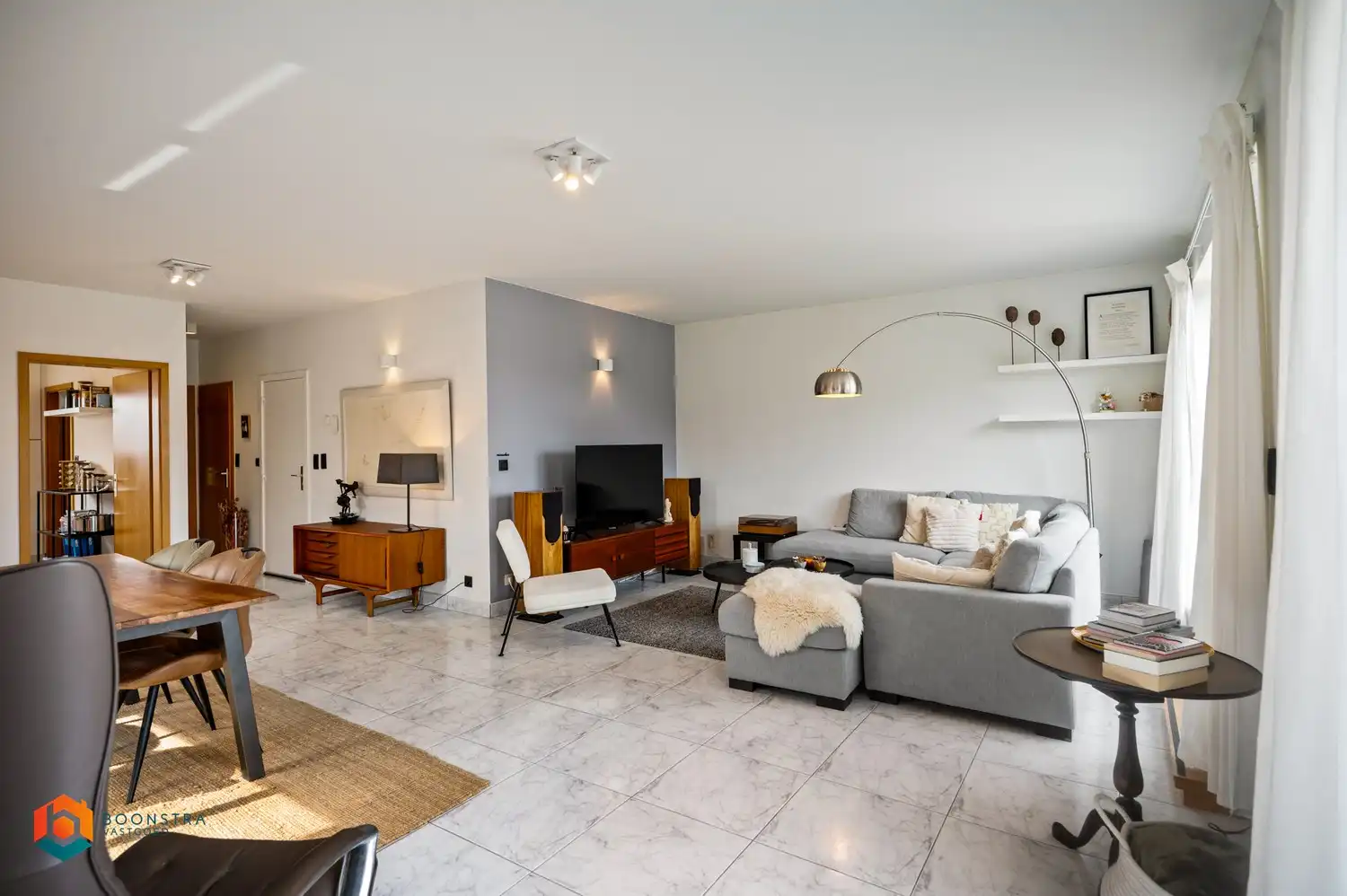Ruim 3 slpkr app met terras en 2 garageboxen foto {{pictureIndex}}