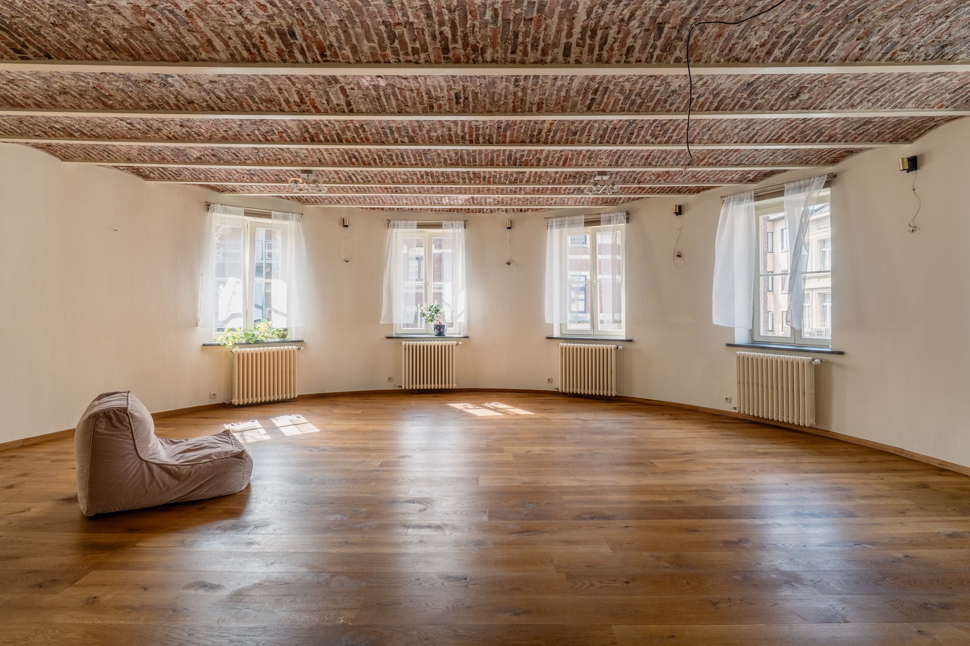 Wordt ‘King of The Castle’ in dit appartement met balzaal, terras van 15 m² en ondergrondse autostaanplaats foto 2