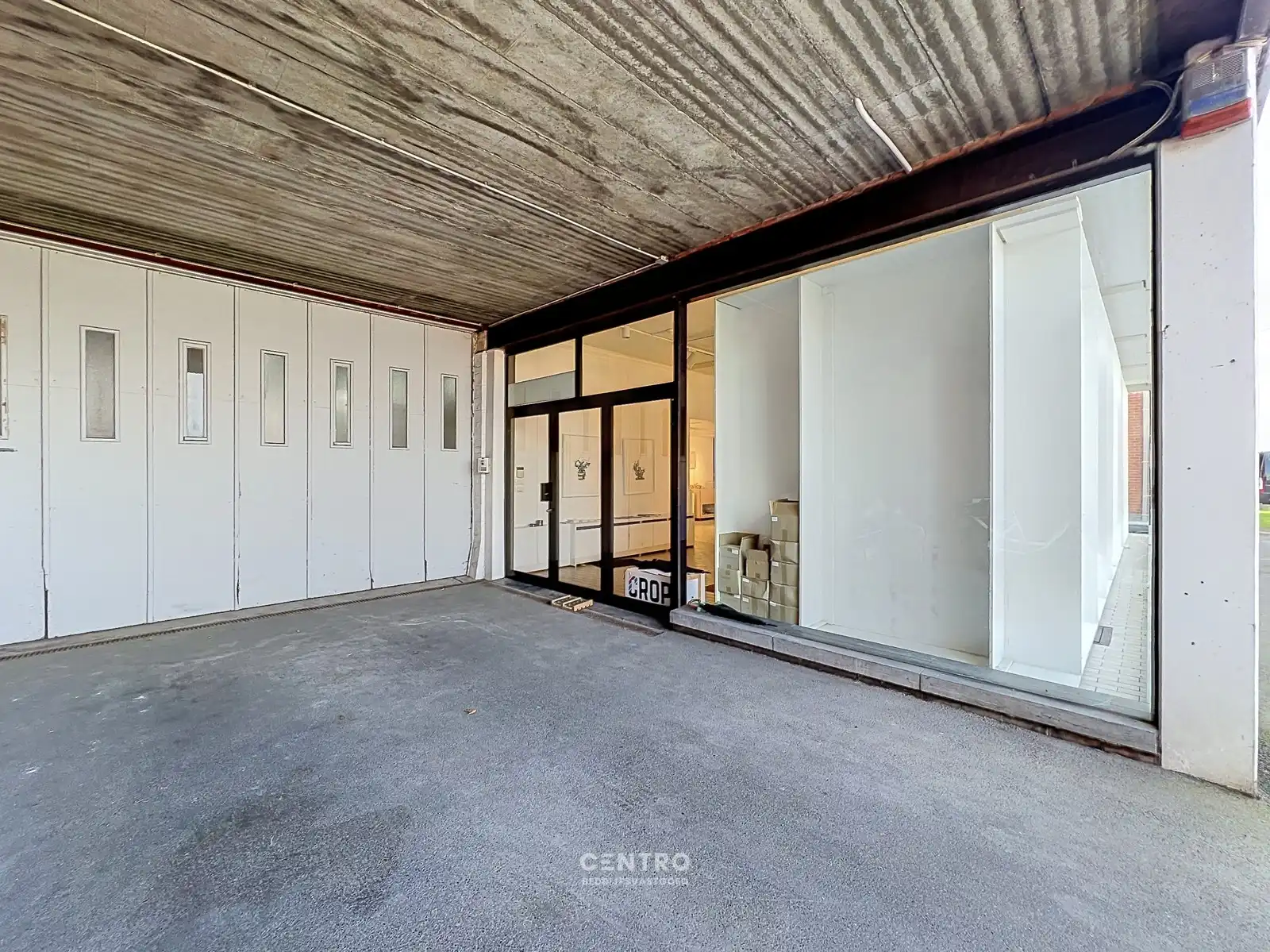 Ruimtelijk magazijn met toonzaal, kantoor en woonst te Lichtervelde, ideaal voor wonen én werken op een perceel van 1.002m²! foto 2