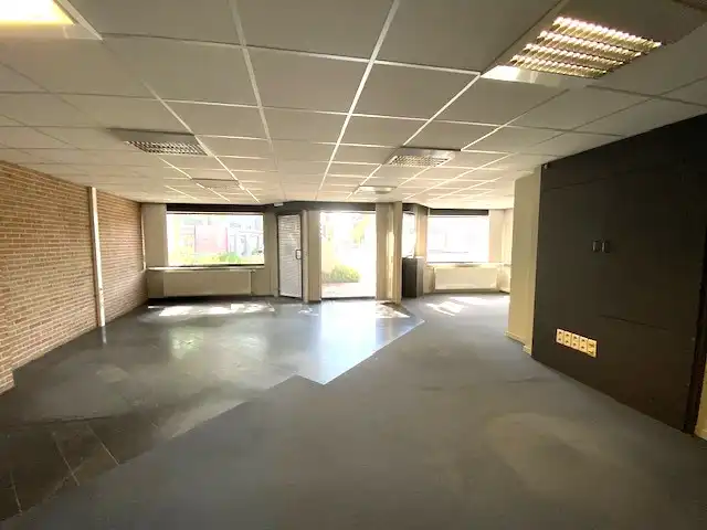 Handelsruimte  (+-160m²) met 6 autostaanplaatsen centrum Geel. foto 3