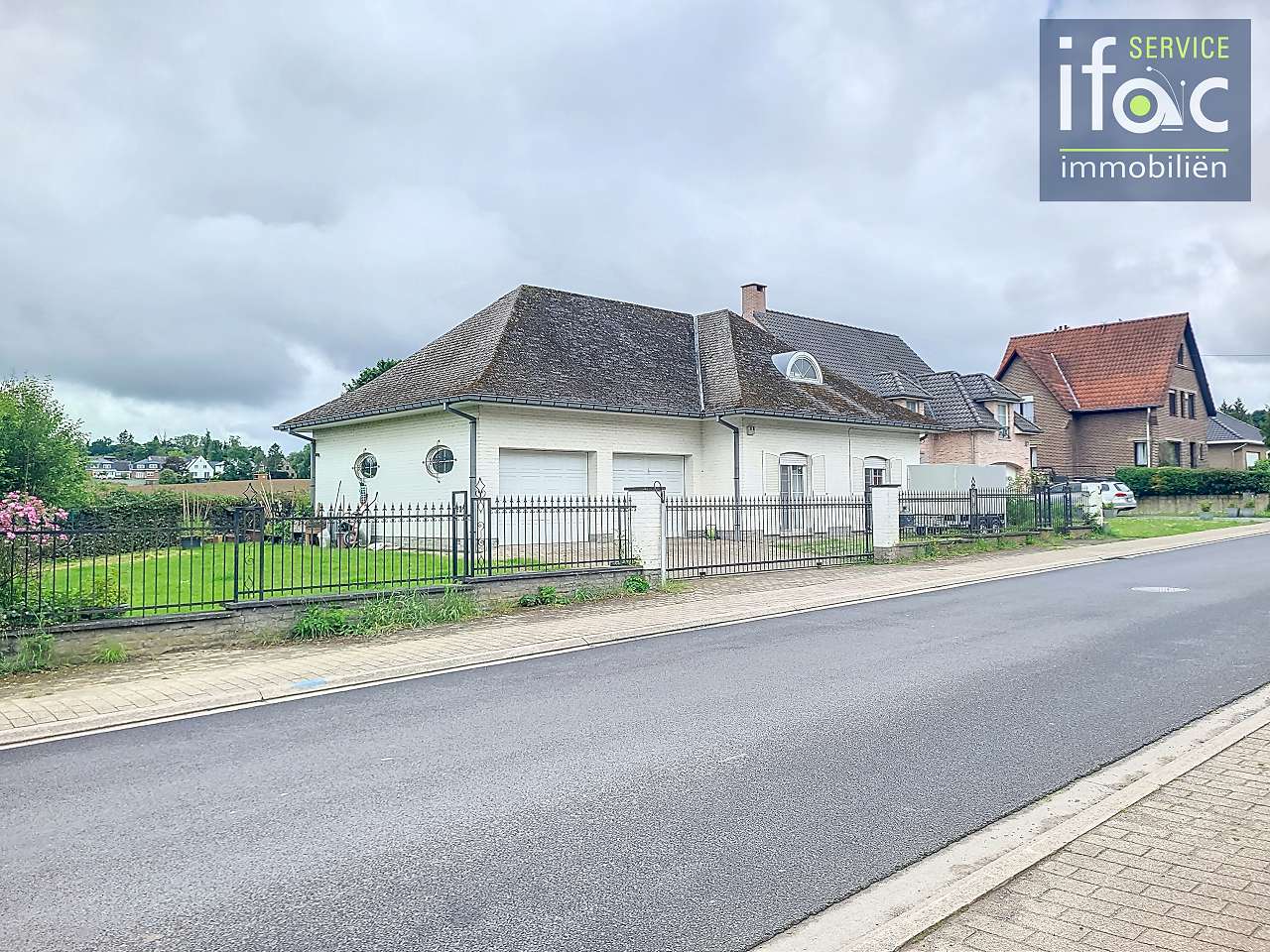 Bungalow te koop foto {{pictureIndex}}