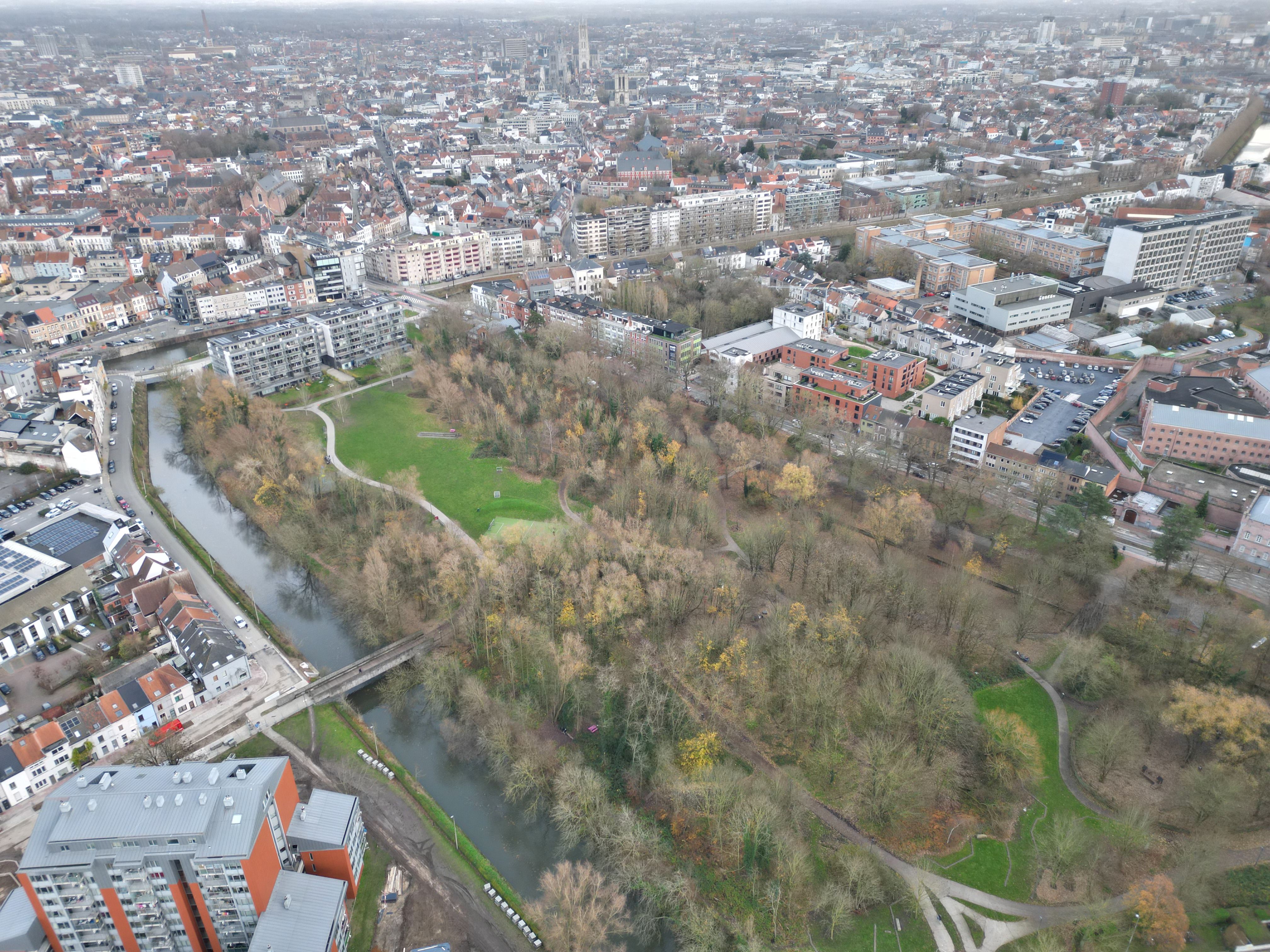 Ruim en instapklaar stadsappartement (163 m²) met zonnig terras nabij de Coupure foto 3