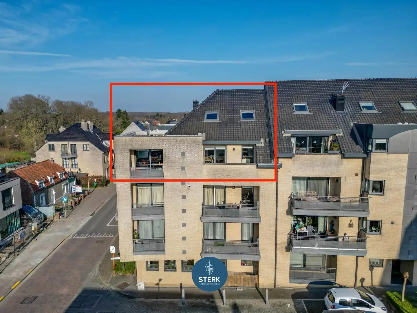 RIANTE DUPLEX MET 5 SLPKS, 2 BADKAMERS EN DUBBELE GARAGE IN CENTRUM LANAKEN ! foto 4