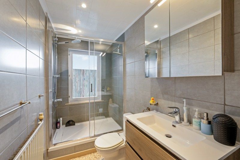 Instapklare bel-etagewoning met garage, tuin en veel potentieel foto 14
